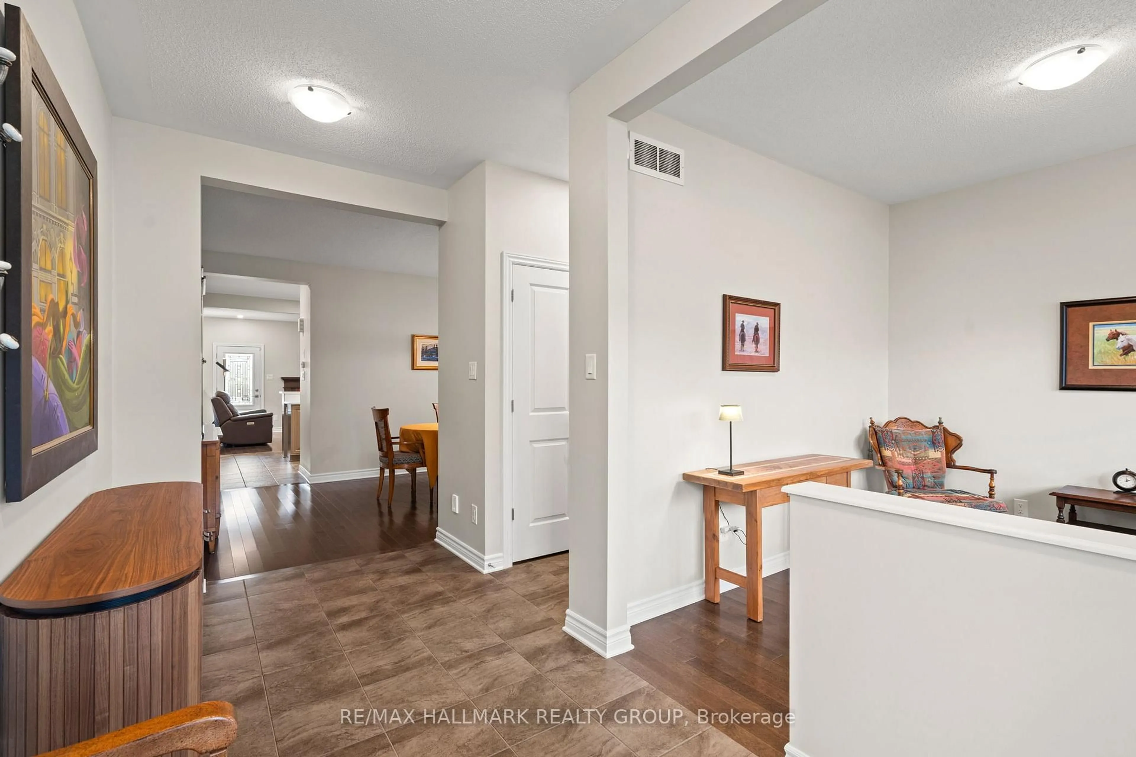 Indoor entryway for 321 Hepatica Way, Ottawa Ontario K4A 0Y9