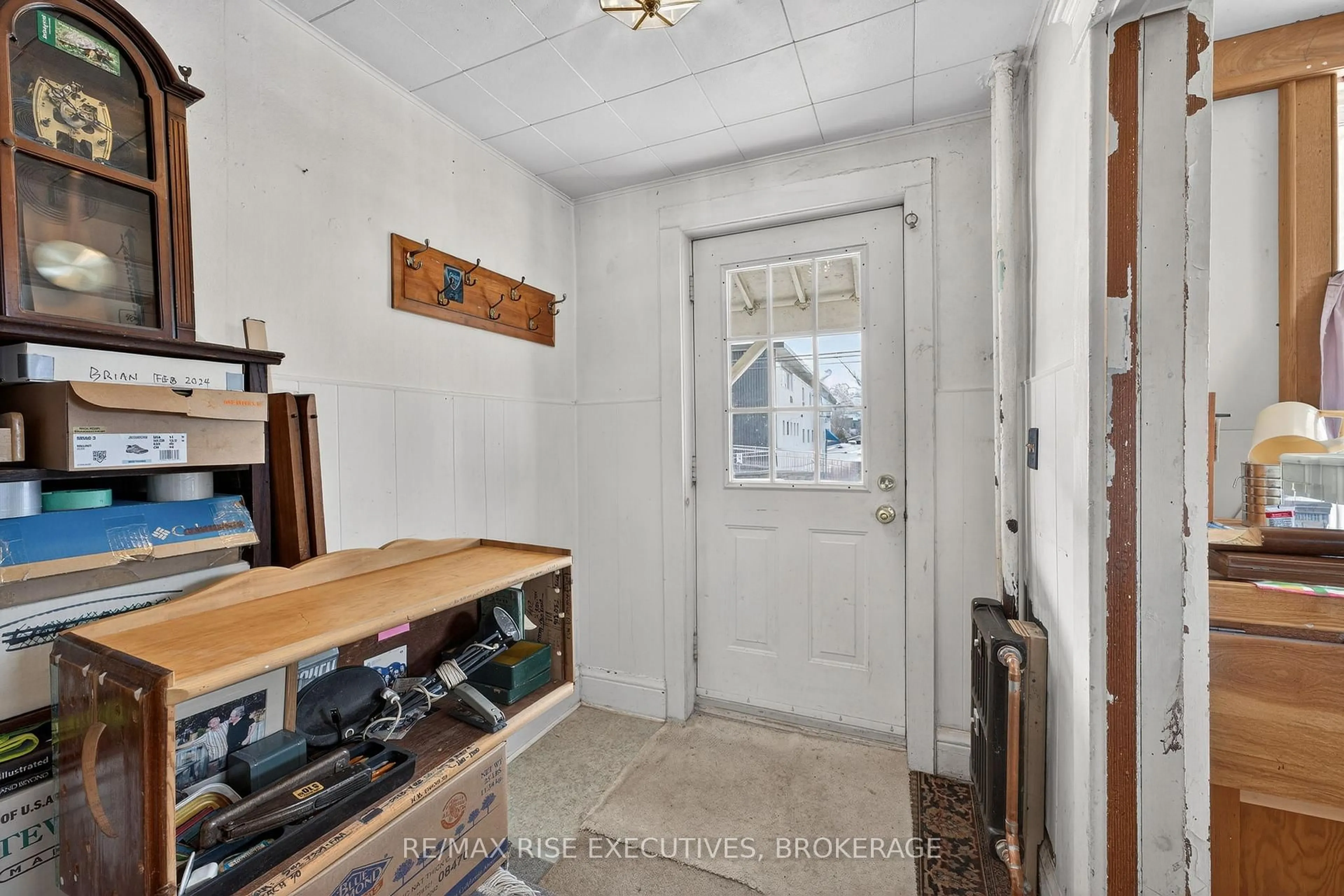 Indoor entryway for 207 Concession St, Kingston Ontario K7K 2B4