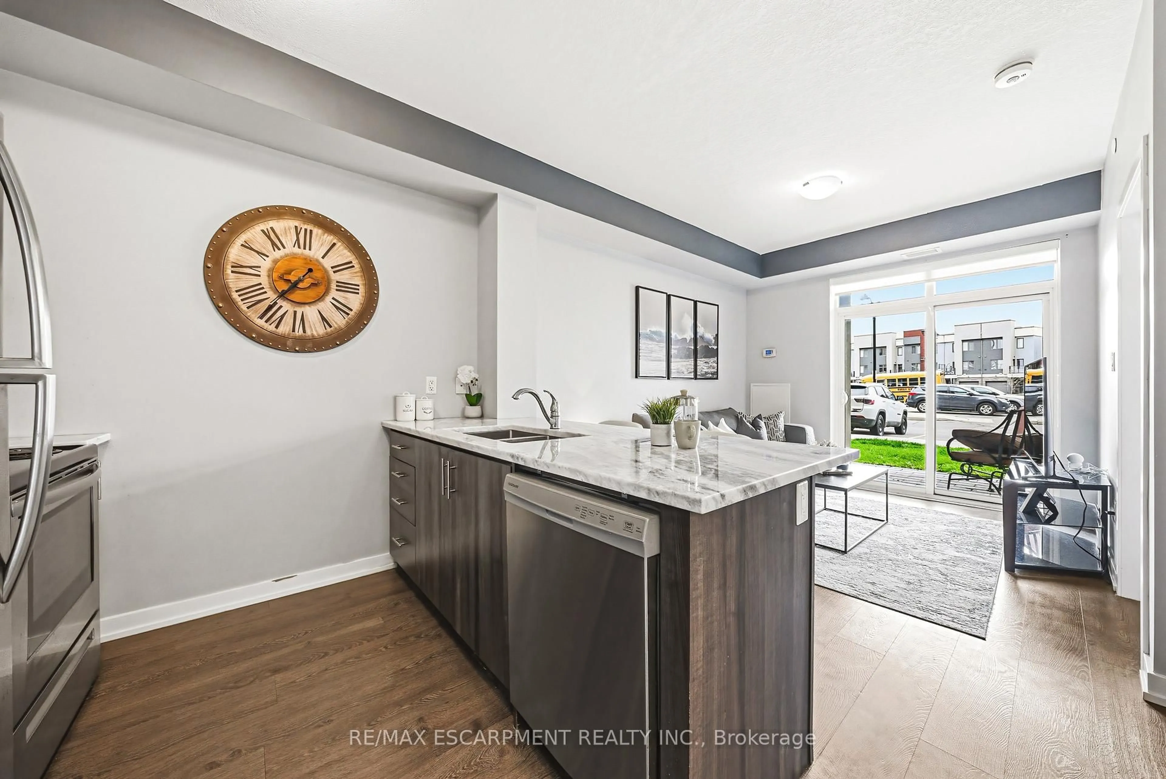 Open concept kitchen, ceramic/tile floor for 125 Shoreview Pl #134, Hamilton Ontario L8E 0K3