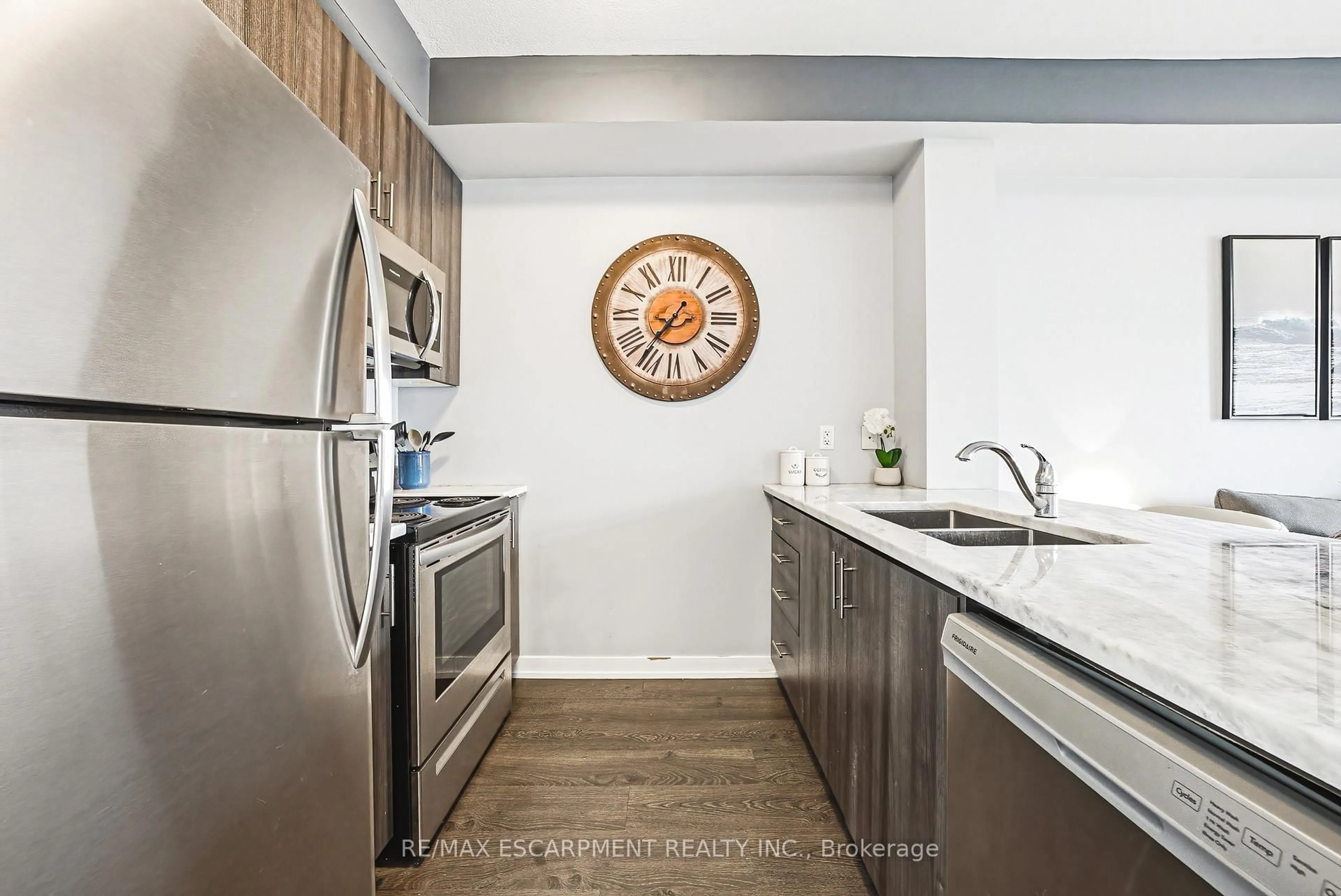 Standard kitchen, ceramic/tile floor for 125 Shoreview Pl #134, Hamilton Ontario L8E 0K3