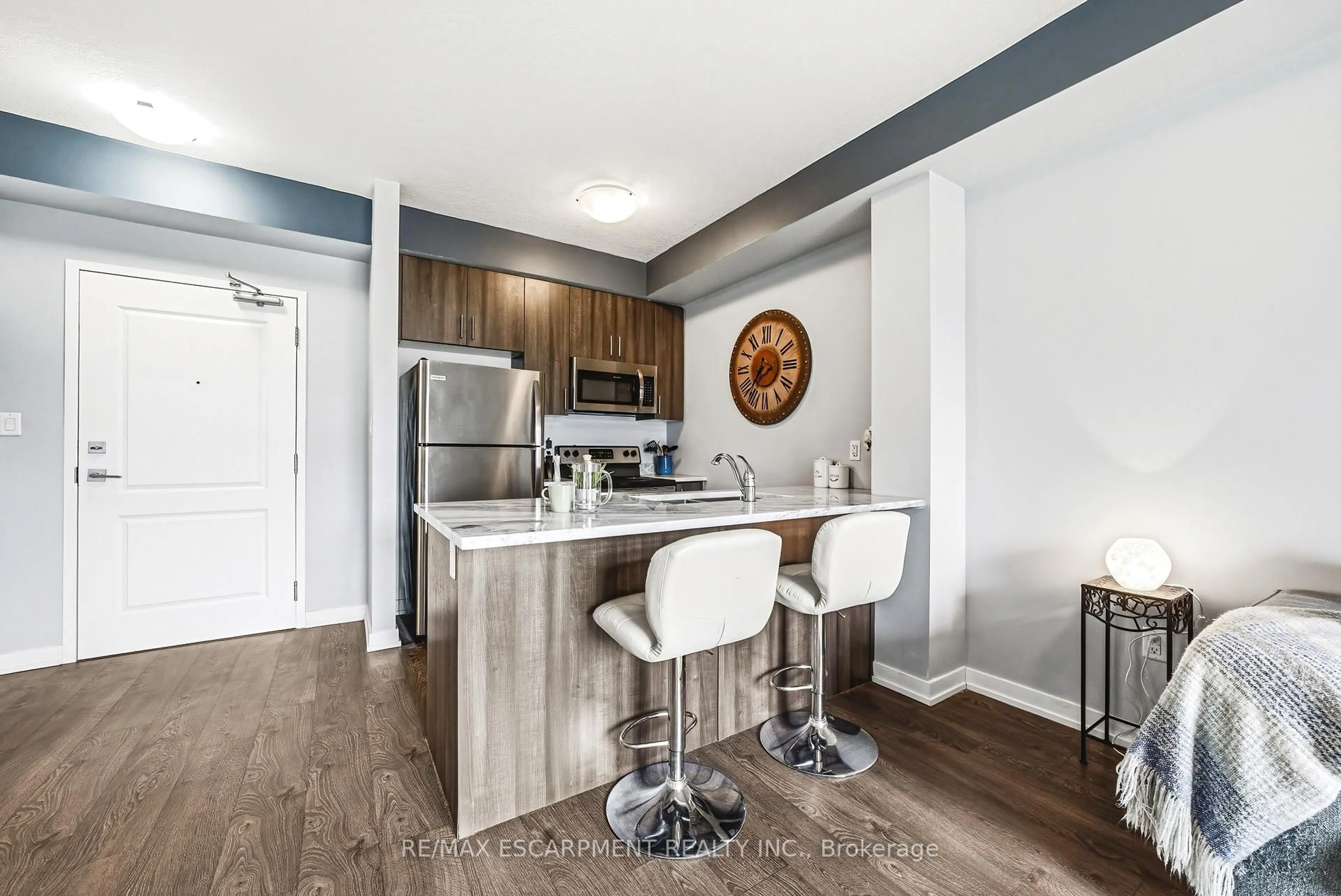 Open concept kitchen, wood/laminate floor for 125 Shoreview Pl #134, Hamilton Ontario L8E 0K3