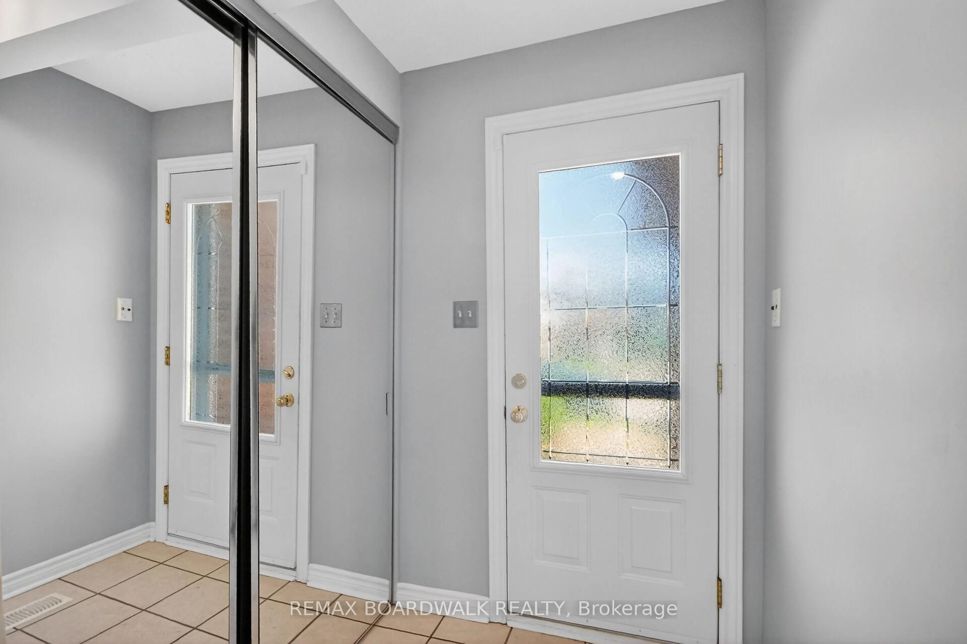 Indoor entryway for 47 Sunridge Lane #10, Ottawa Ontario K2J 2N9