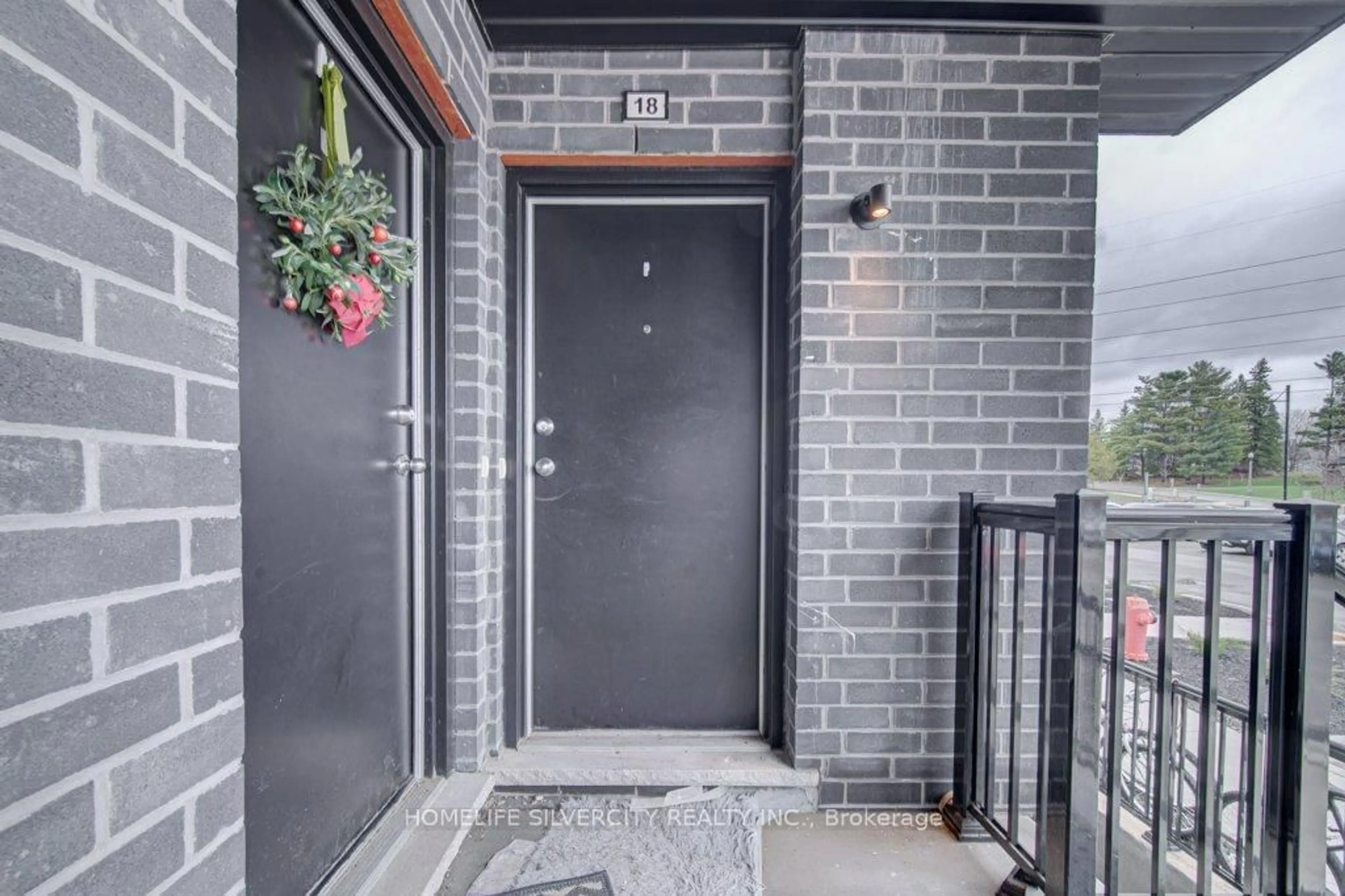 Indoor entryway for 235 Chapel Hill Dr ##18, Kitchener Ontario N2R 0S4