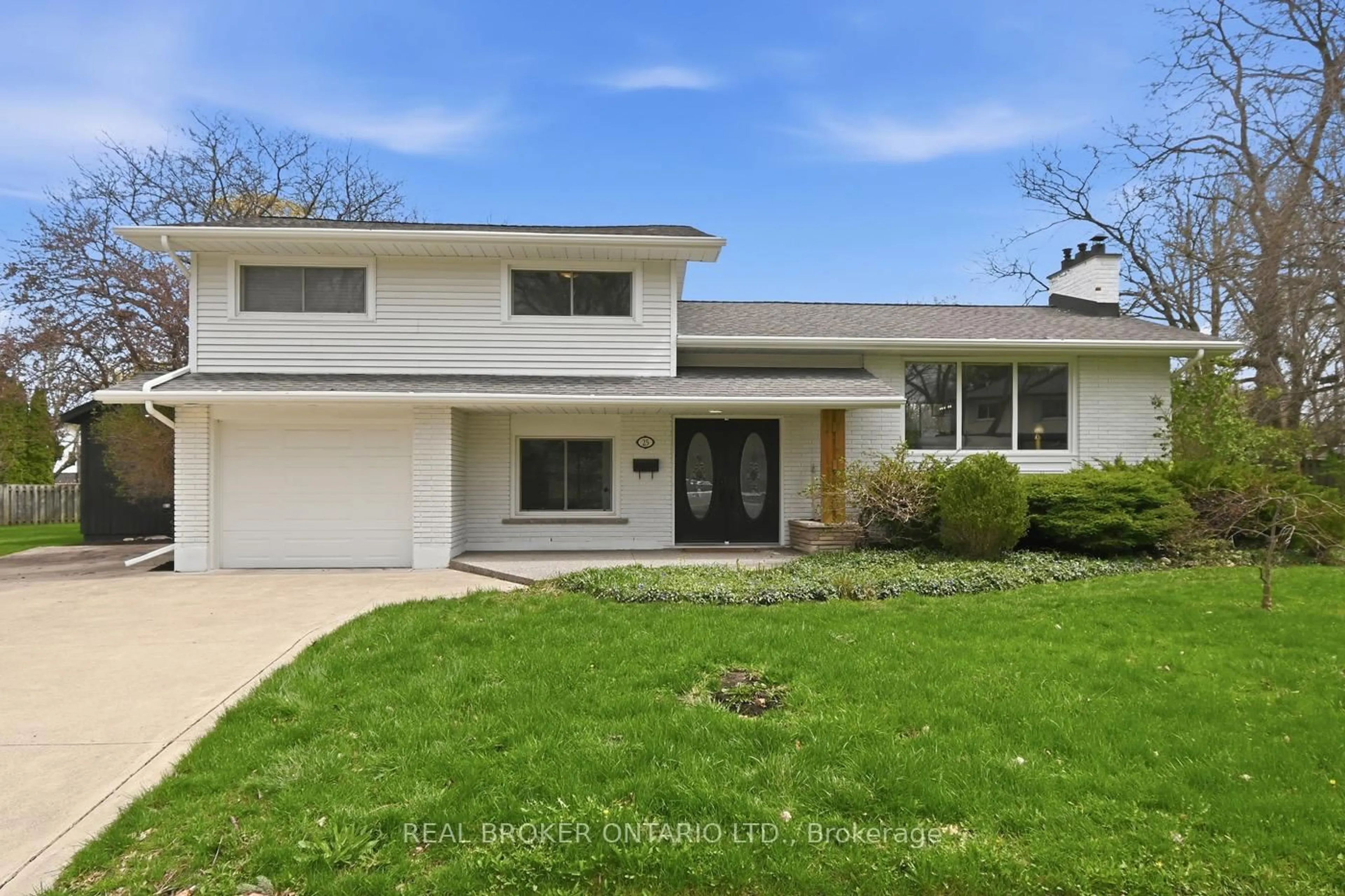 Home with vinyl exterior material, street for 25 Victor Blvd, St. Catharines Ontario L2T 2B4