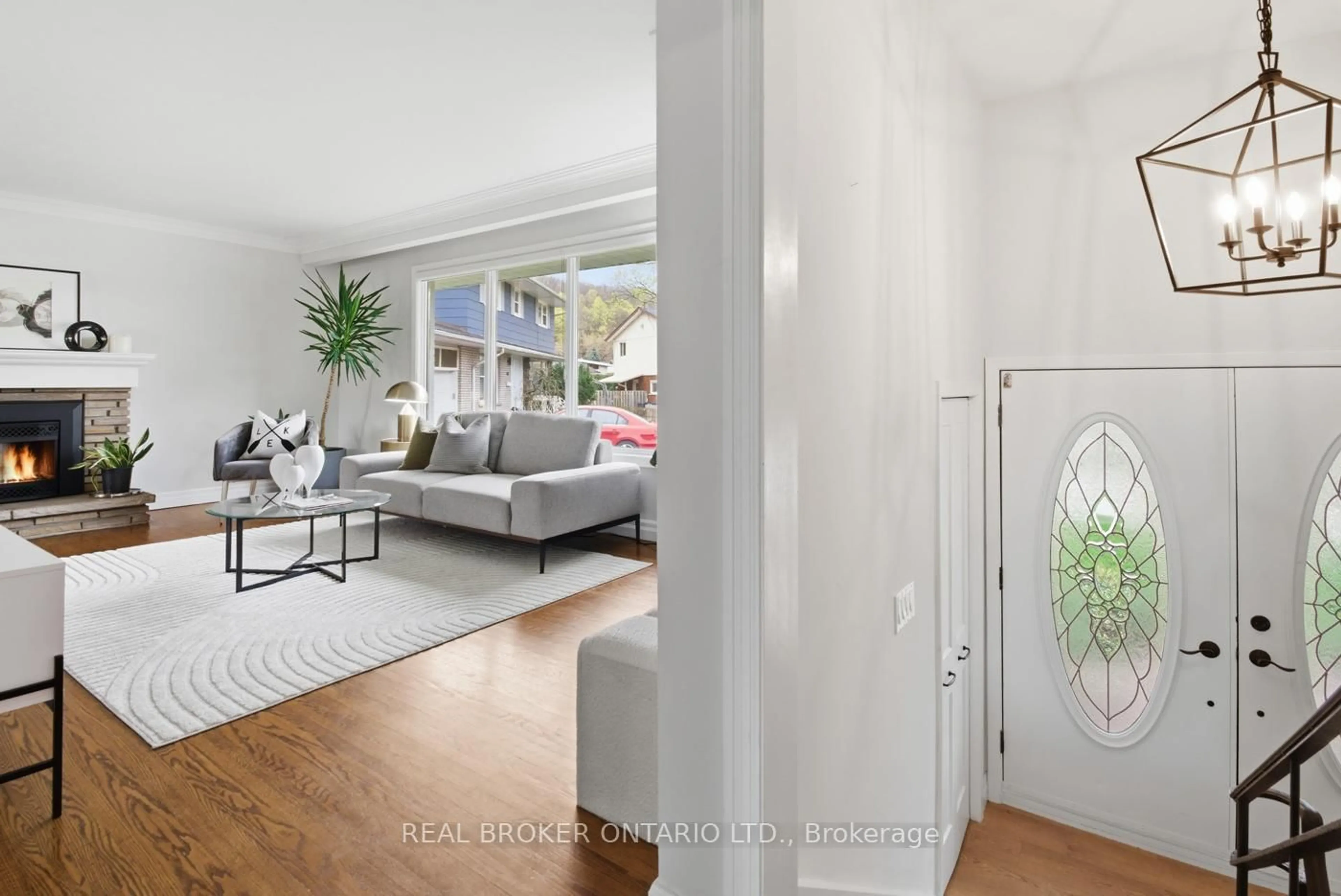 Living room with furniture, unknown for 25 Victor Blvd, St. Catharines Ontario L2T 2B4