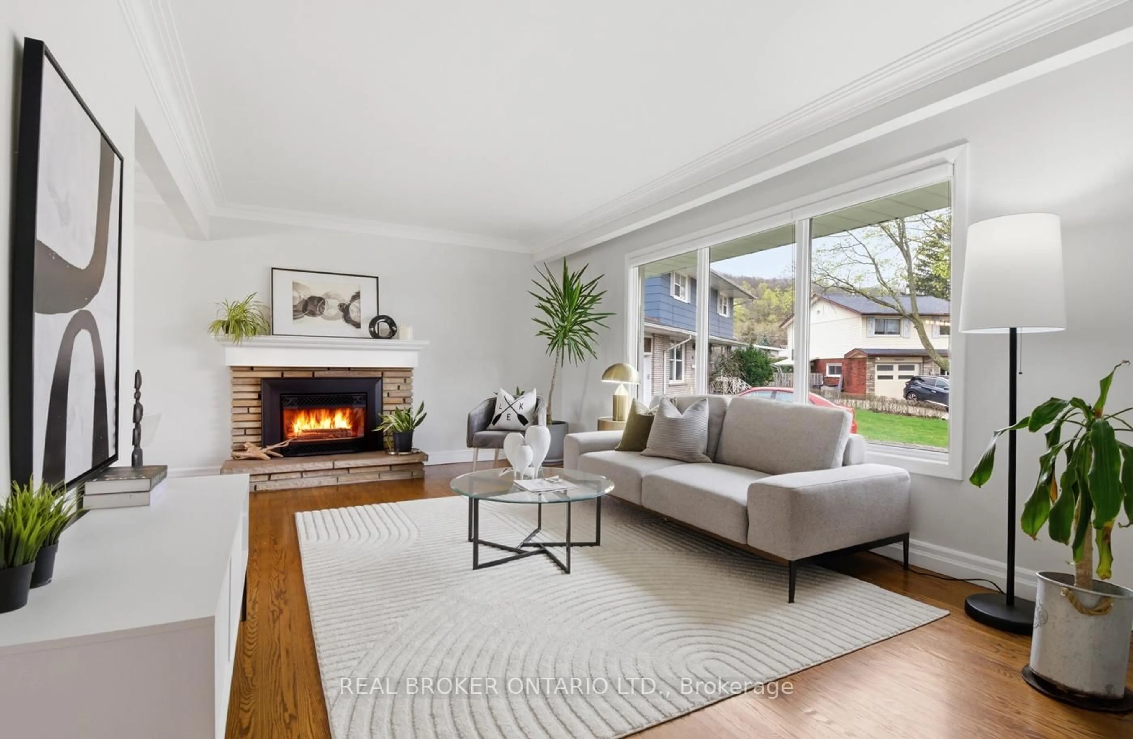 Living room with furniture, unknown for 25 Victor Blvd, St. Catharines Ontario L2T 2B4