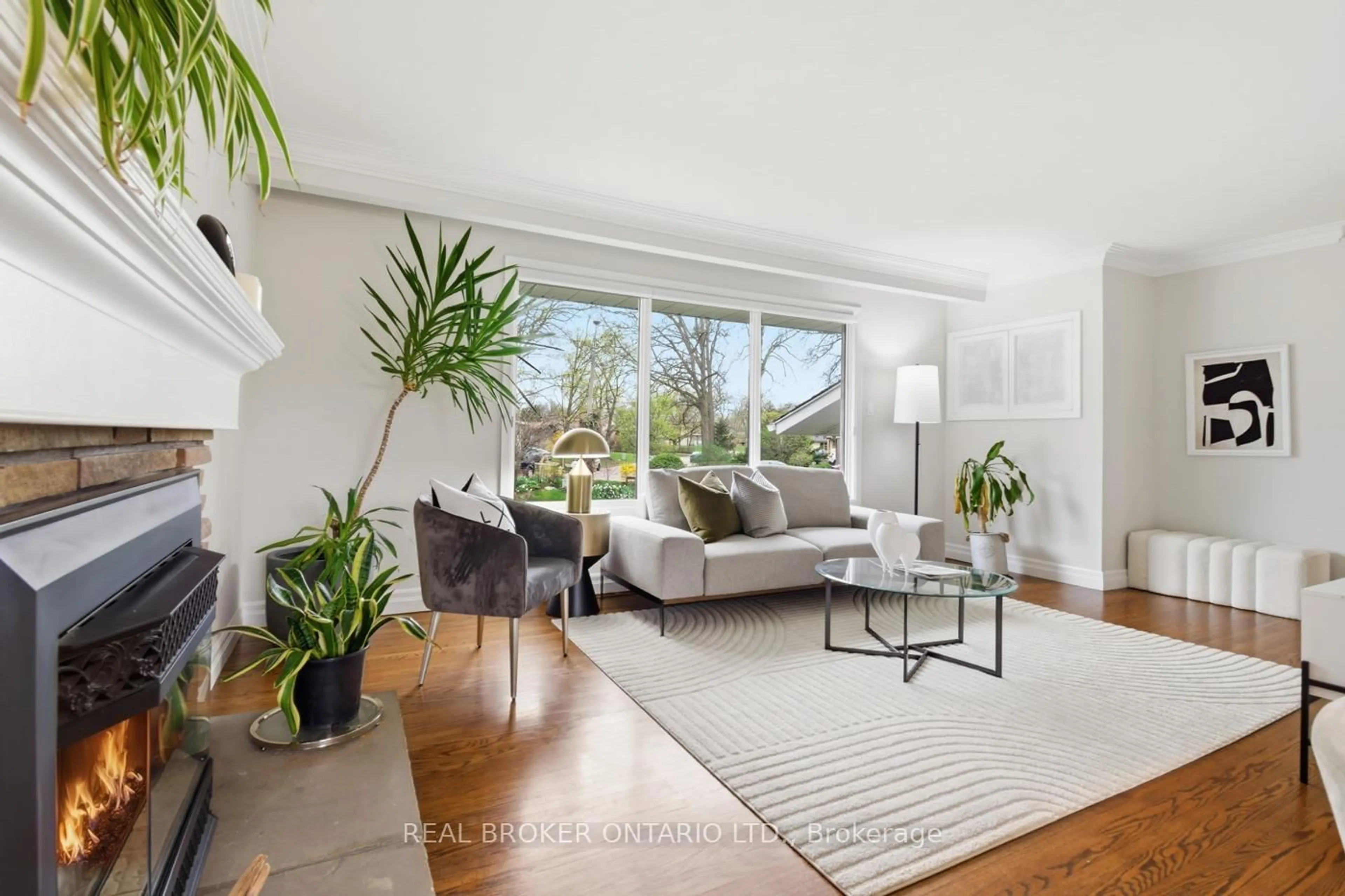 Living room with furniture, unknown for 25 Victor Blvd, St. Catharines Ontario L2T 2B4