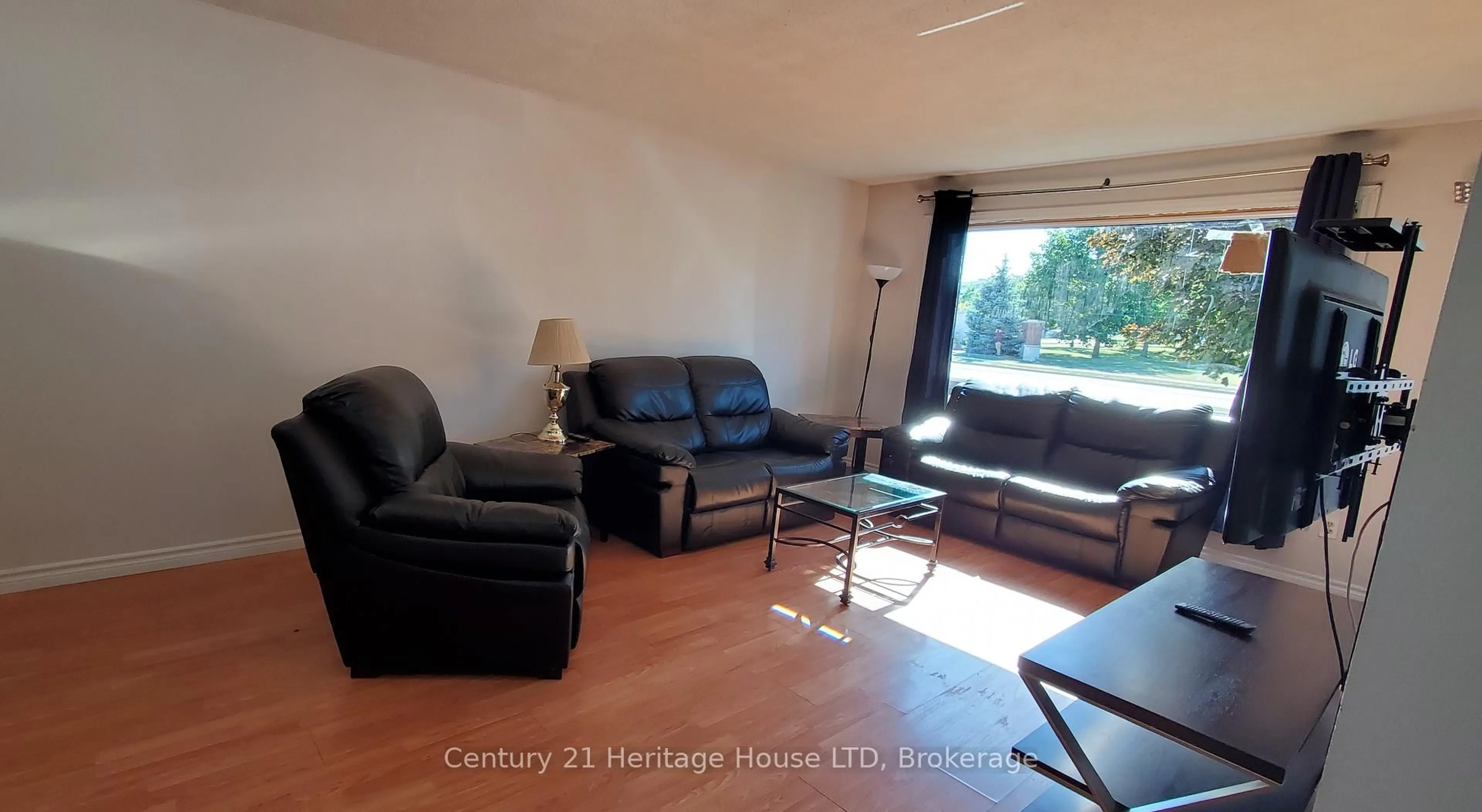 Living room with furniture, wood/laminate floor for 542 First Ave, Welland Ontario L3C 1Z3