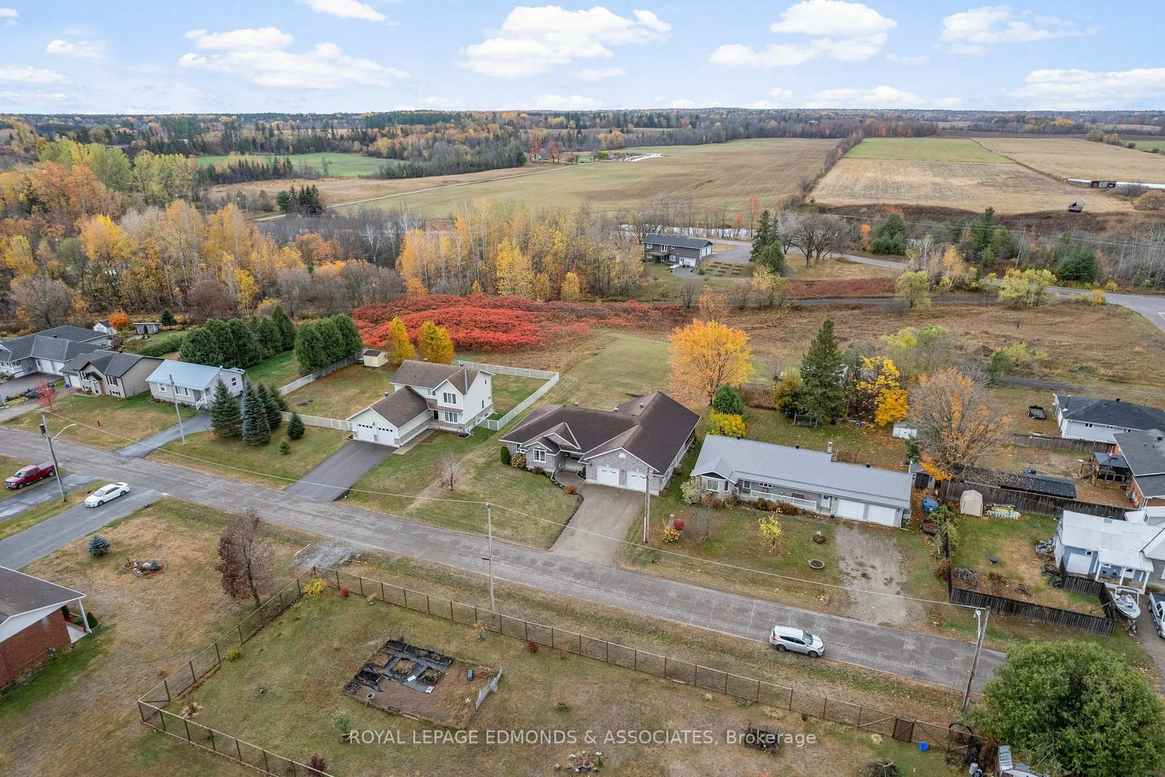 A pic from outside/outdoor area/front of a property/back of a property/a pic from drone, unknown for 17 Minto St, Beachburg Ontario K0J 1C0