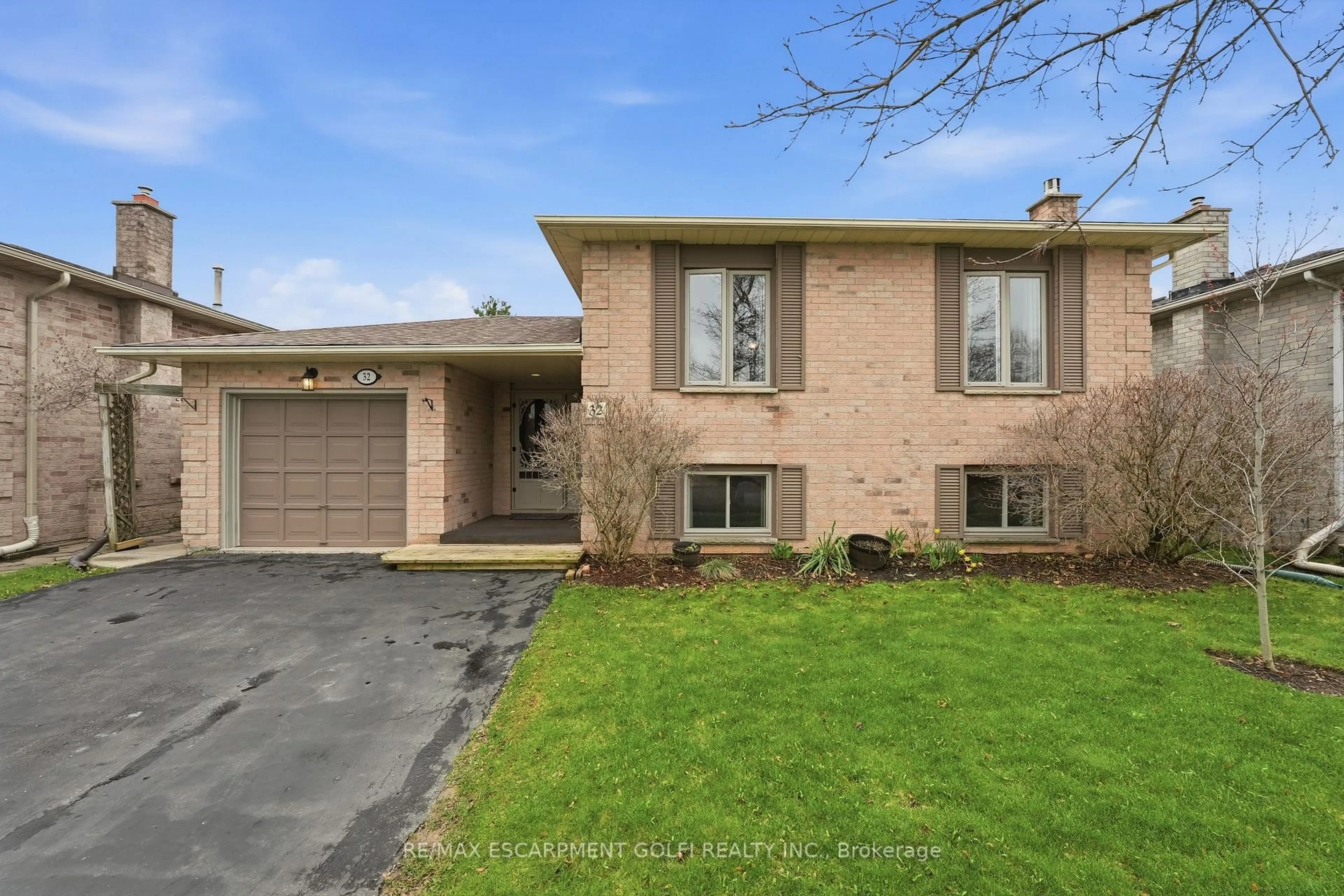 Home with brick exterior material, street for 32 Hobart Cres, Brantford Ontario N3P 1V6