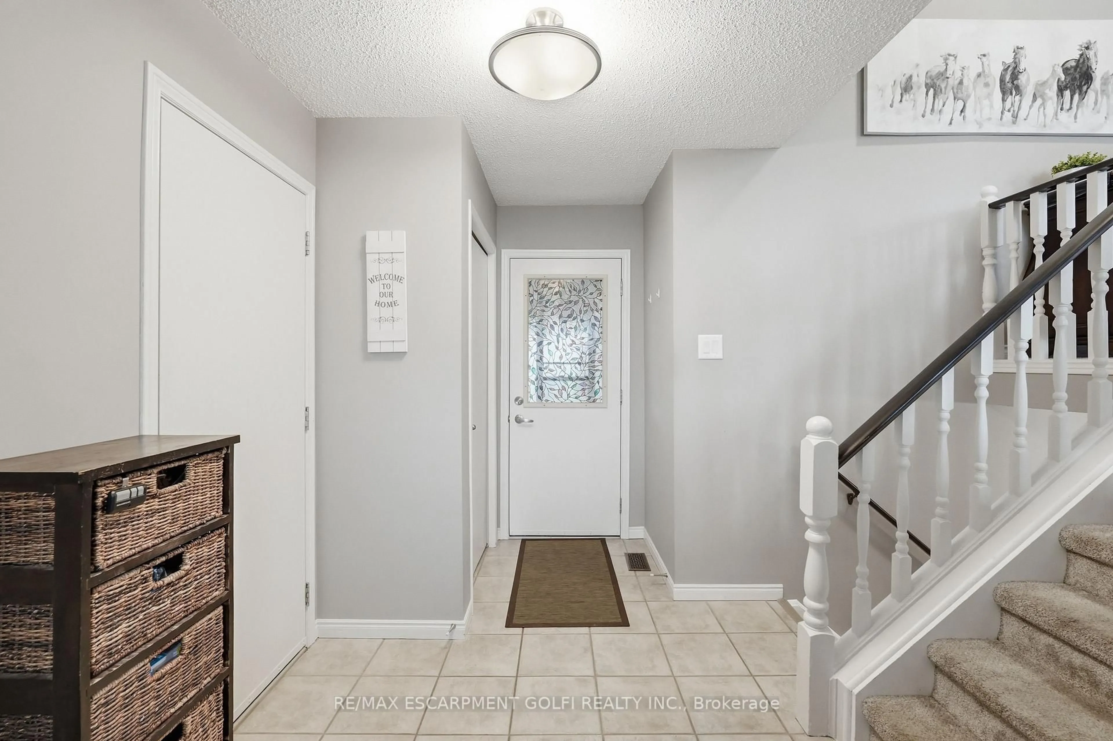 Indoor entryway for 32 Hobart Cres, Brantford Ontario N3P 1V6