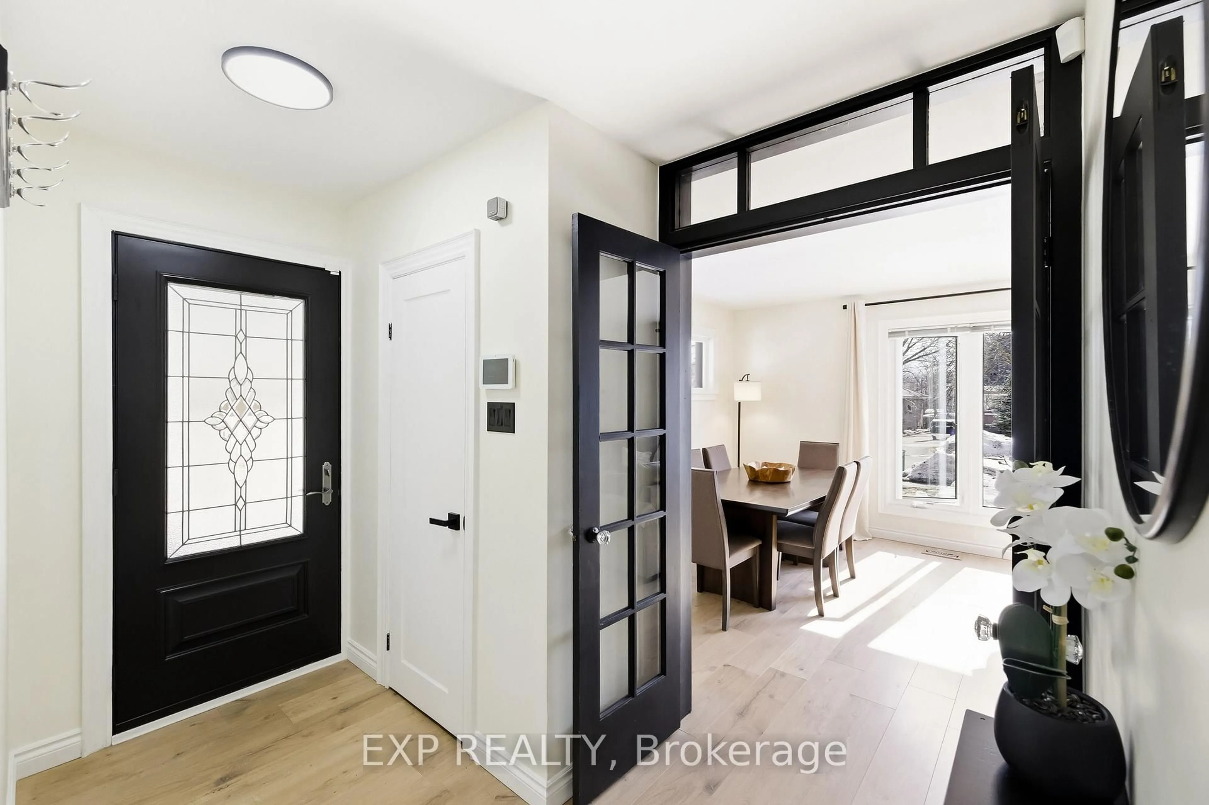 Indoor entryway for 198 Shelbourne St, Peterborough Ontario K9H 5K4