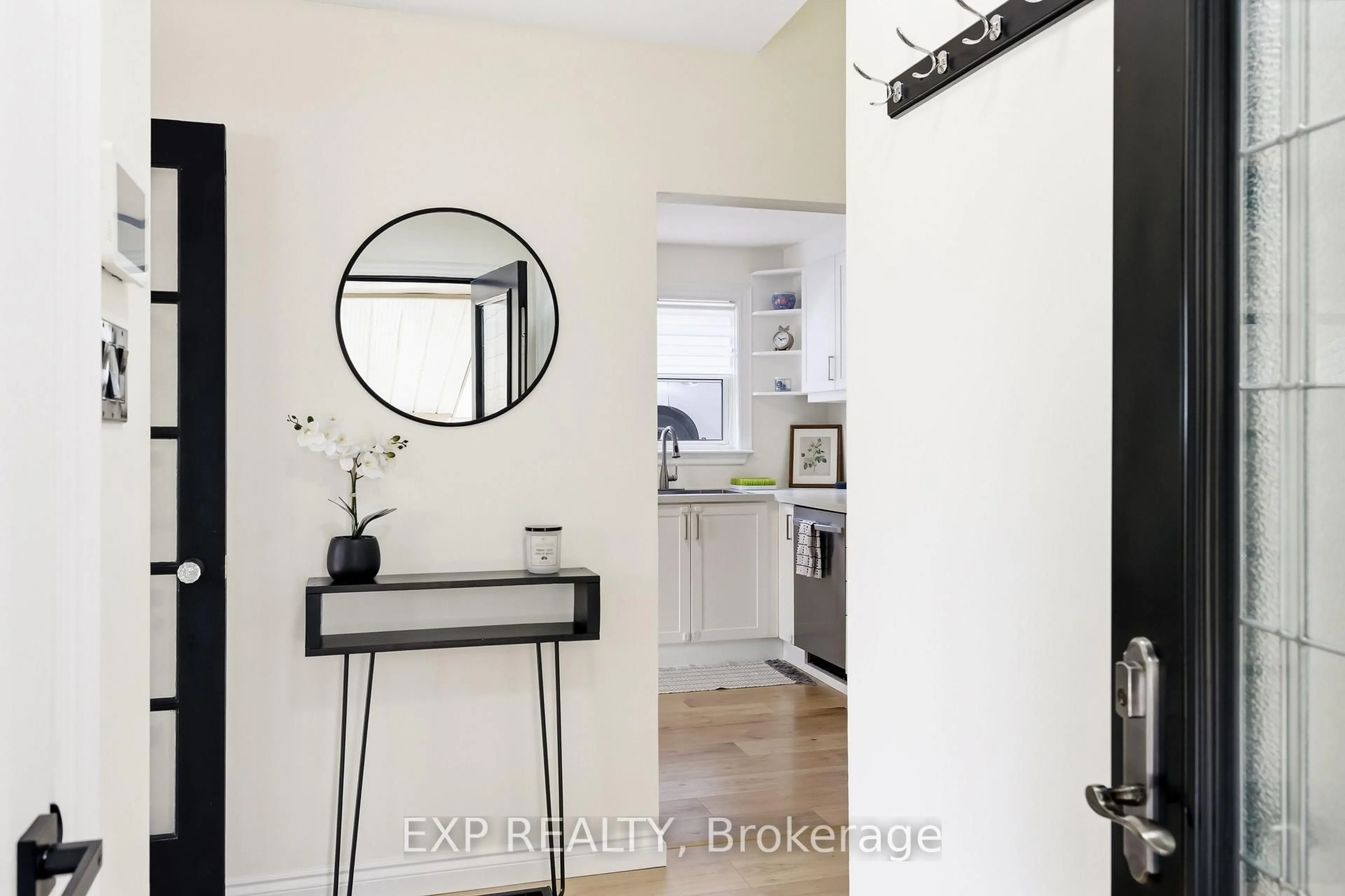 Indoor entryway for 198 Shelbourne St, Peterborough Ontario K9H 5K4