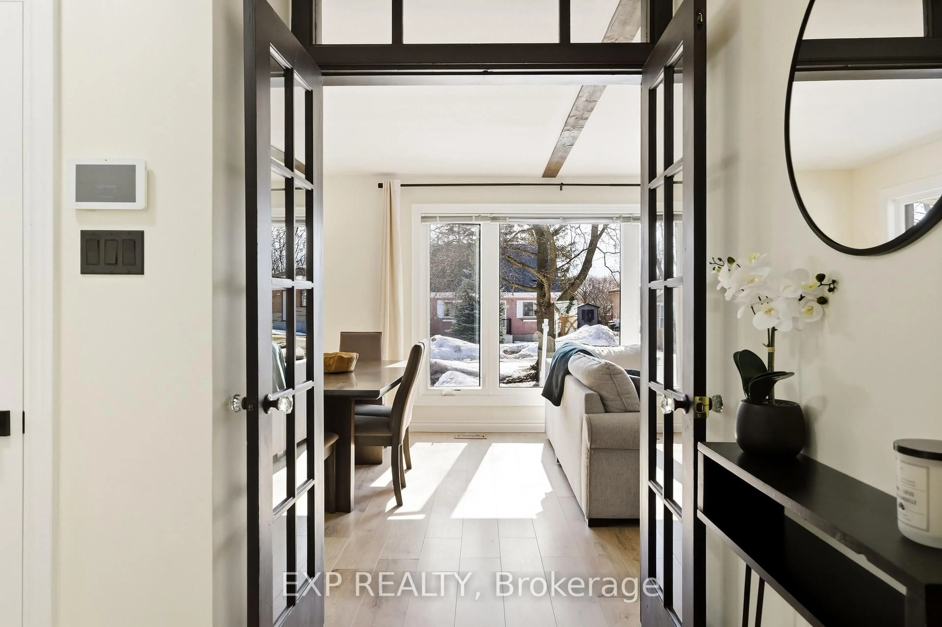 Indoor entryway for 198 Shelbourne St, Peterborough Ontario K9H 5K4