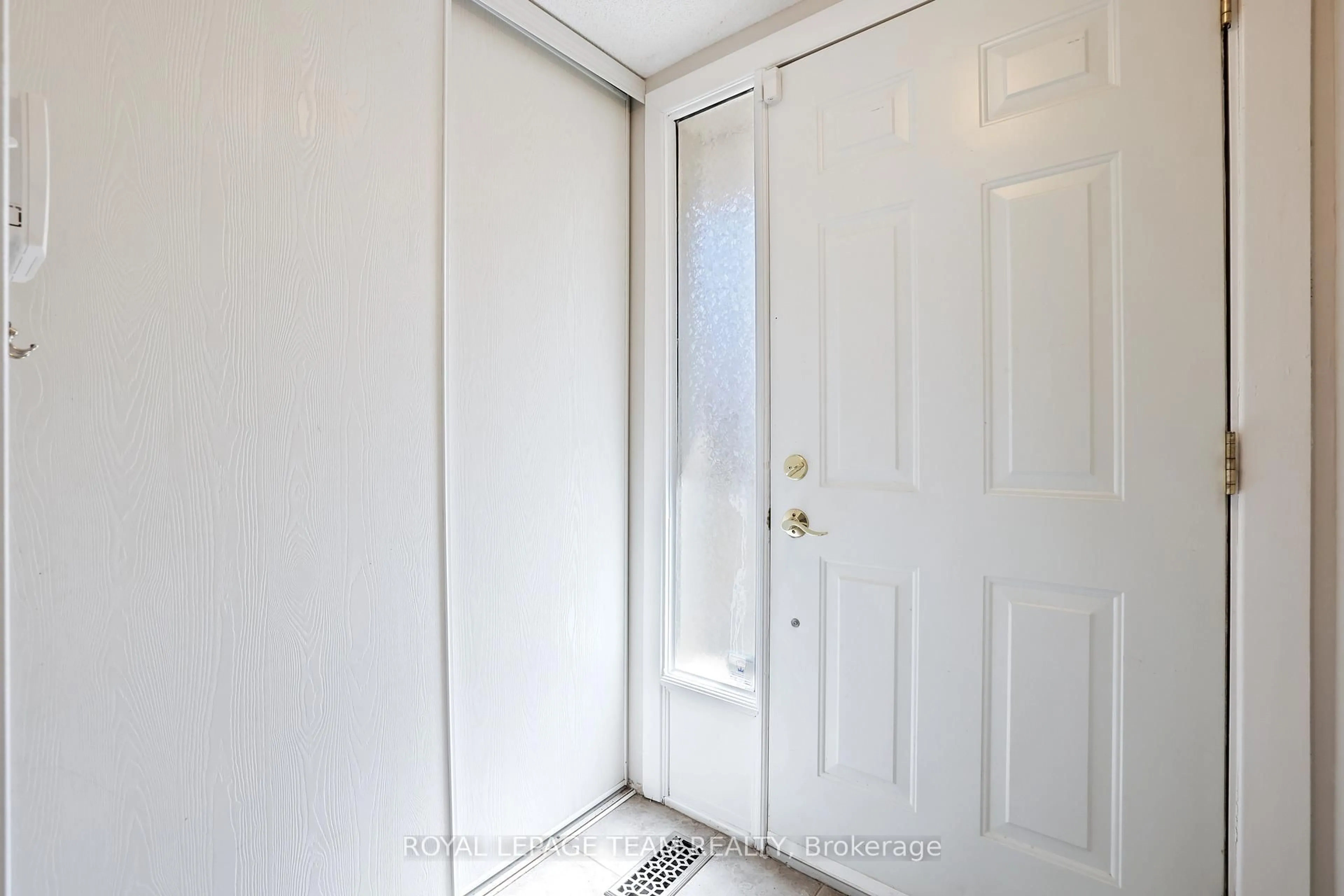 Indoor entryway for 2942 Fairlea Cres #-, Ottawa Ontario K1V 8T7