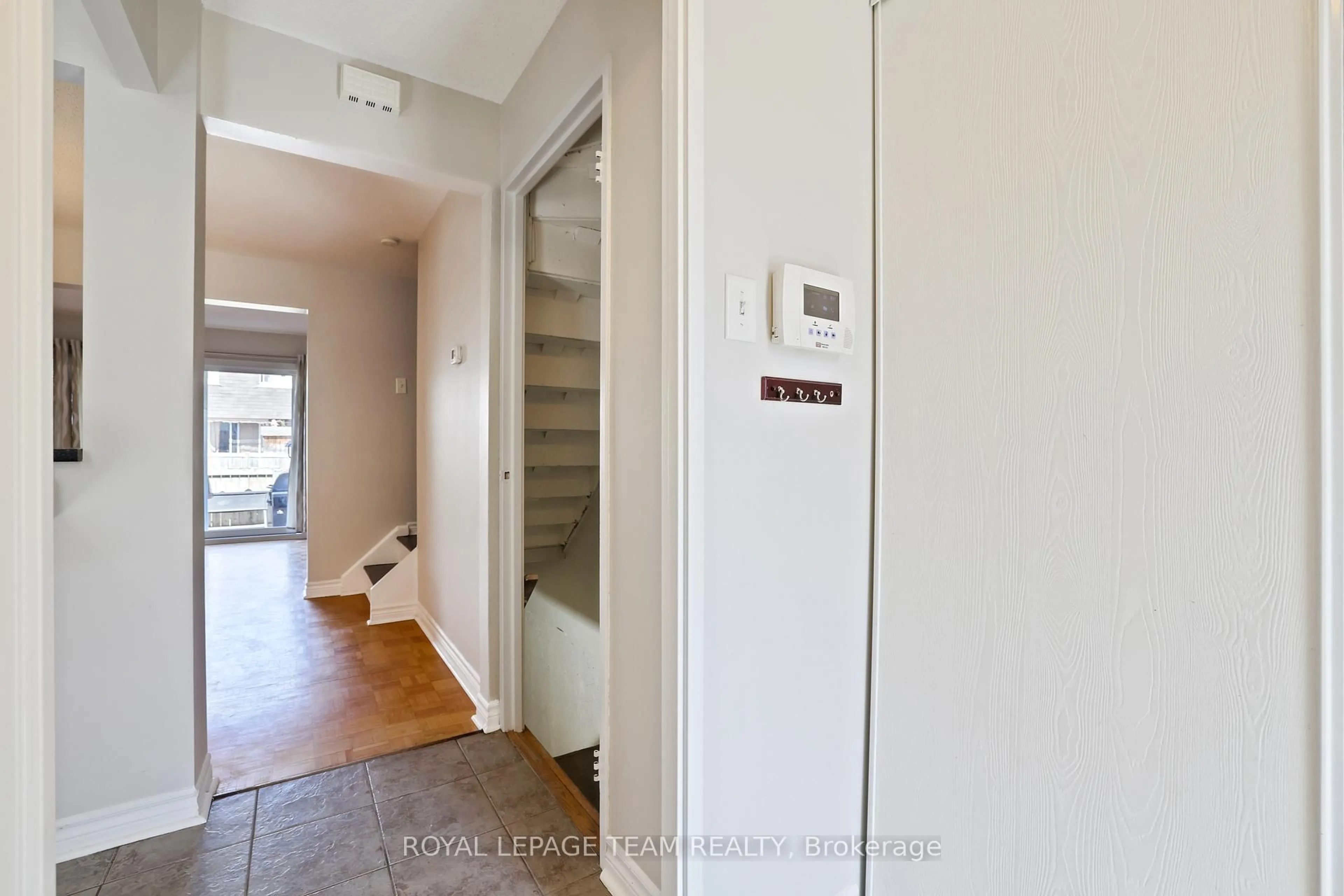 Indoor entryway for 2942 Fairlea Cres #-, Ottawa Ontario K1V 8T7
