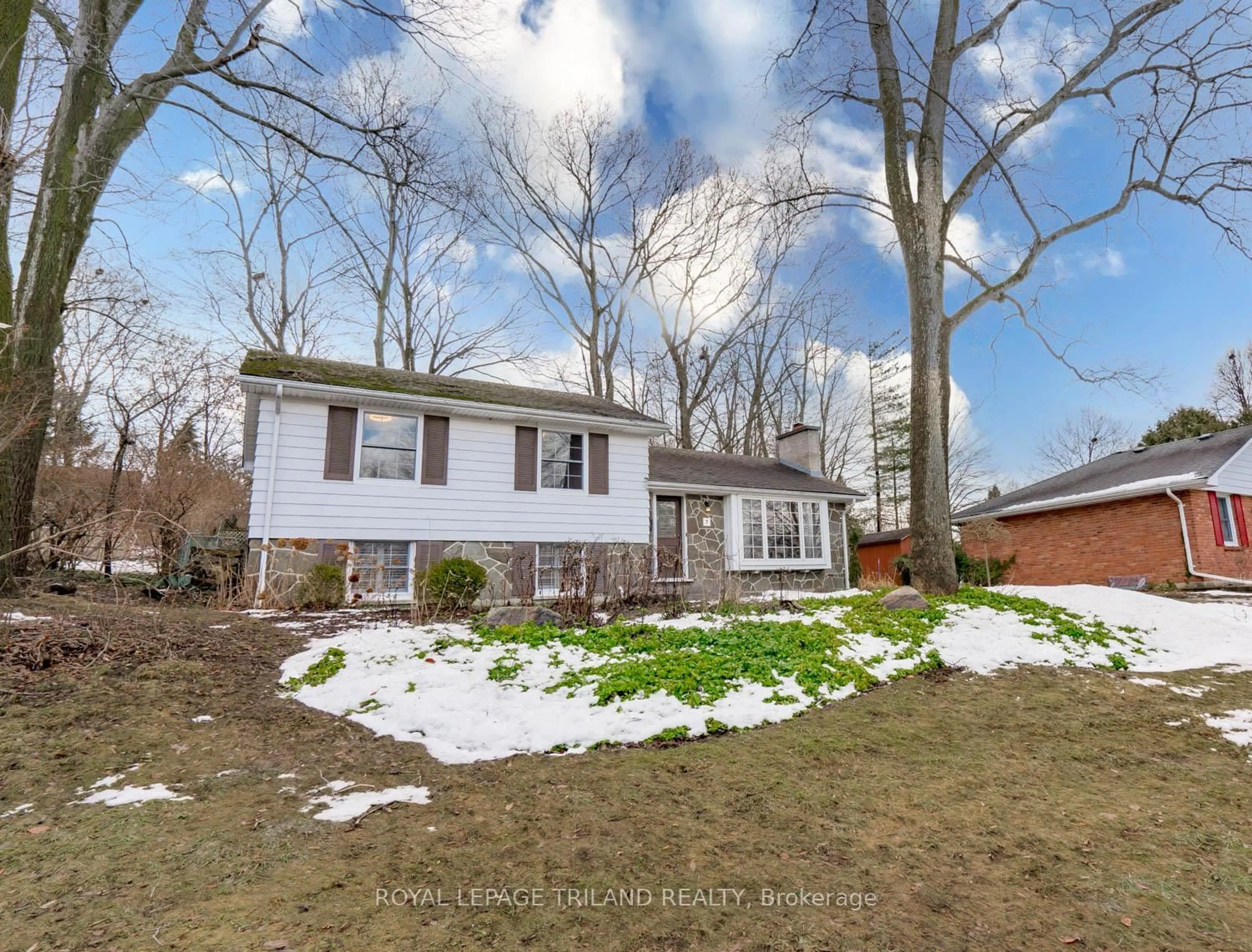 A pic from outside/outdoor area/front of a property/back of a property/a pic from drone, street for 7 Briarhill Pl, London East Ontario N5Y 1P7