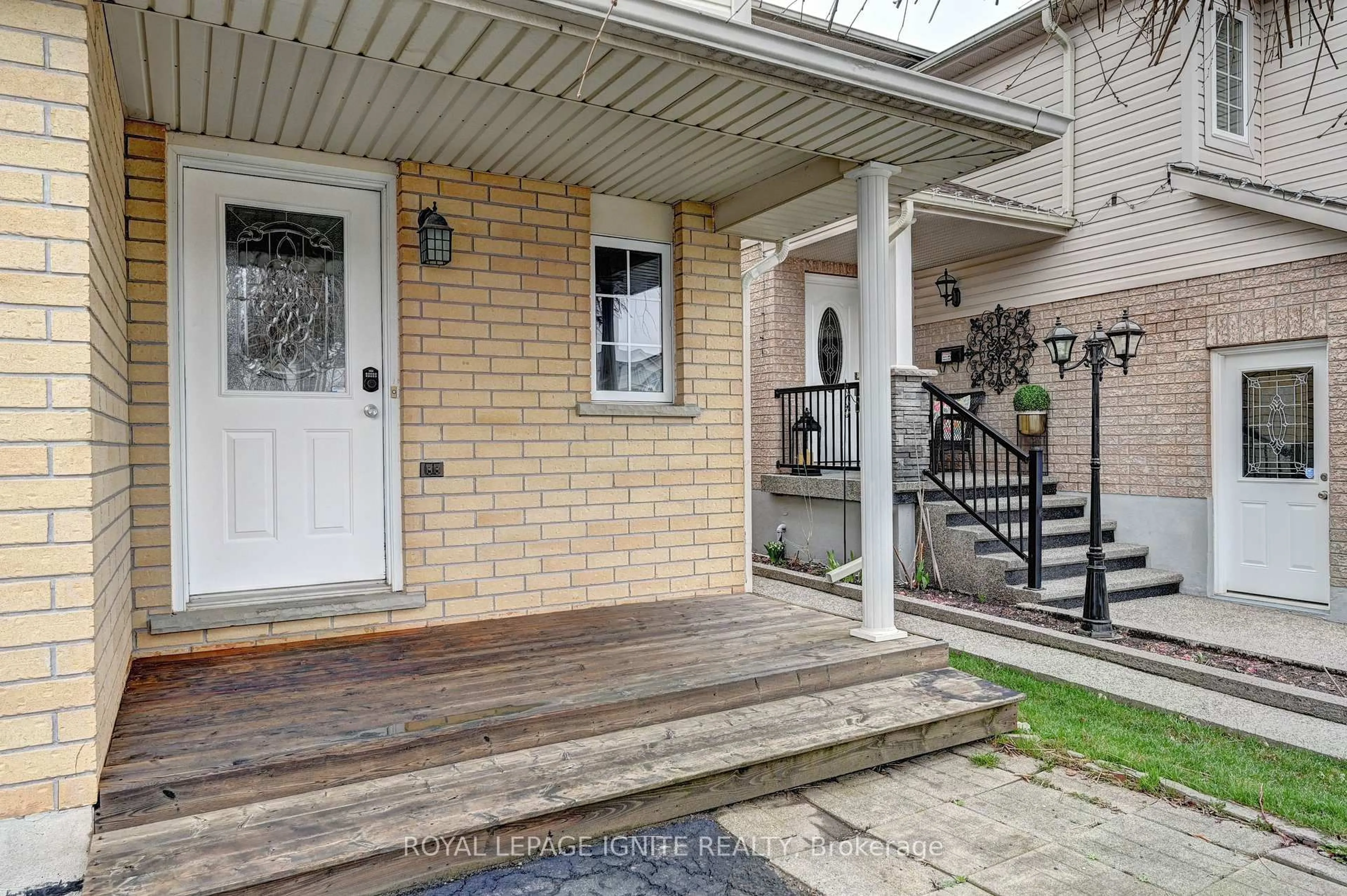 Indoor entryway for 30 Bridlewreath St, Kitchener Ontario N2E 3V5