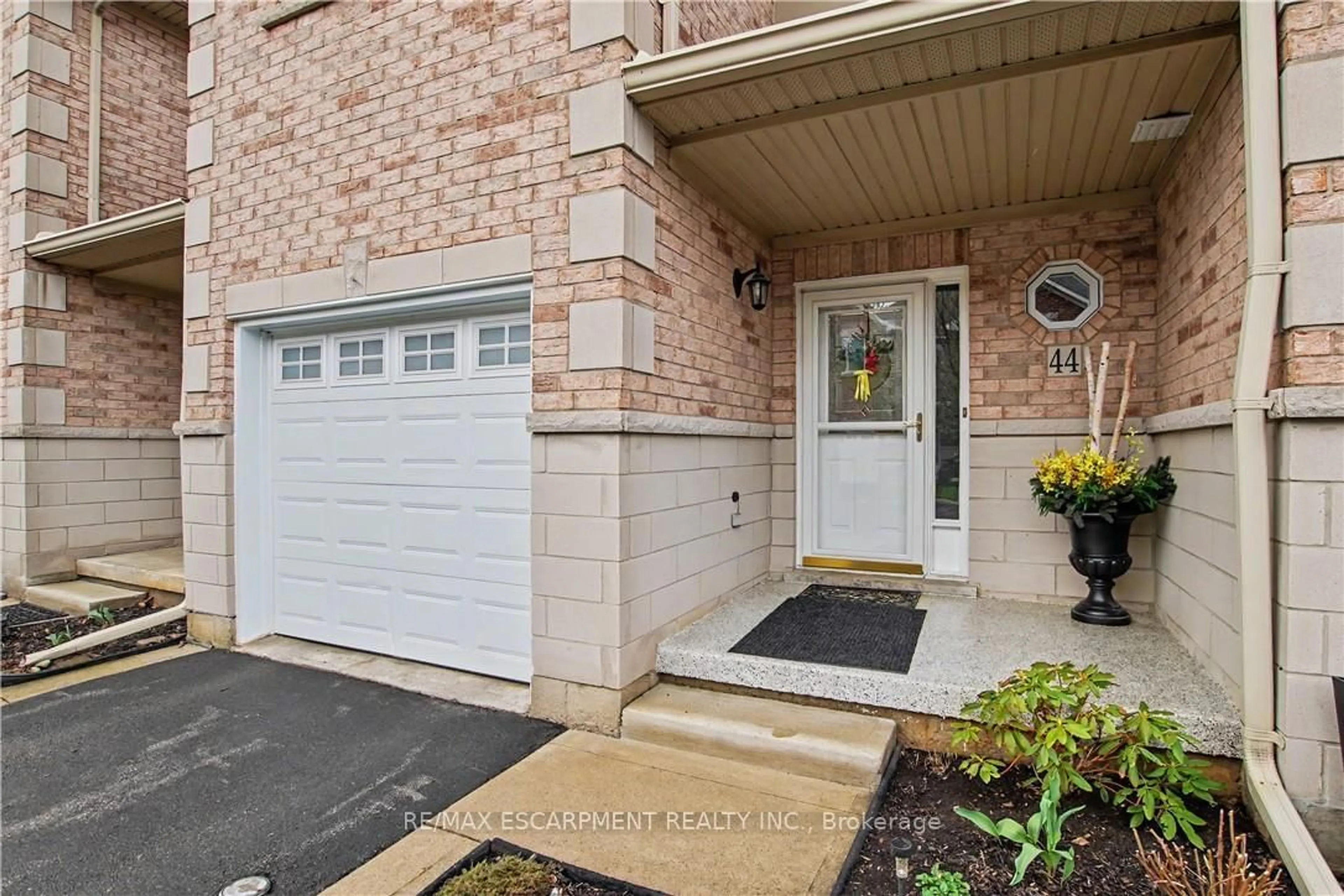 Indoor entryway for 81 Valridge Dr #44, Hamilton Ontario L9G 5B6