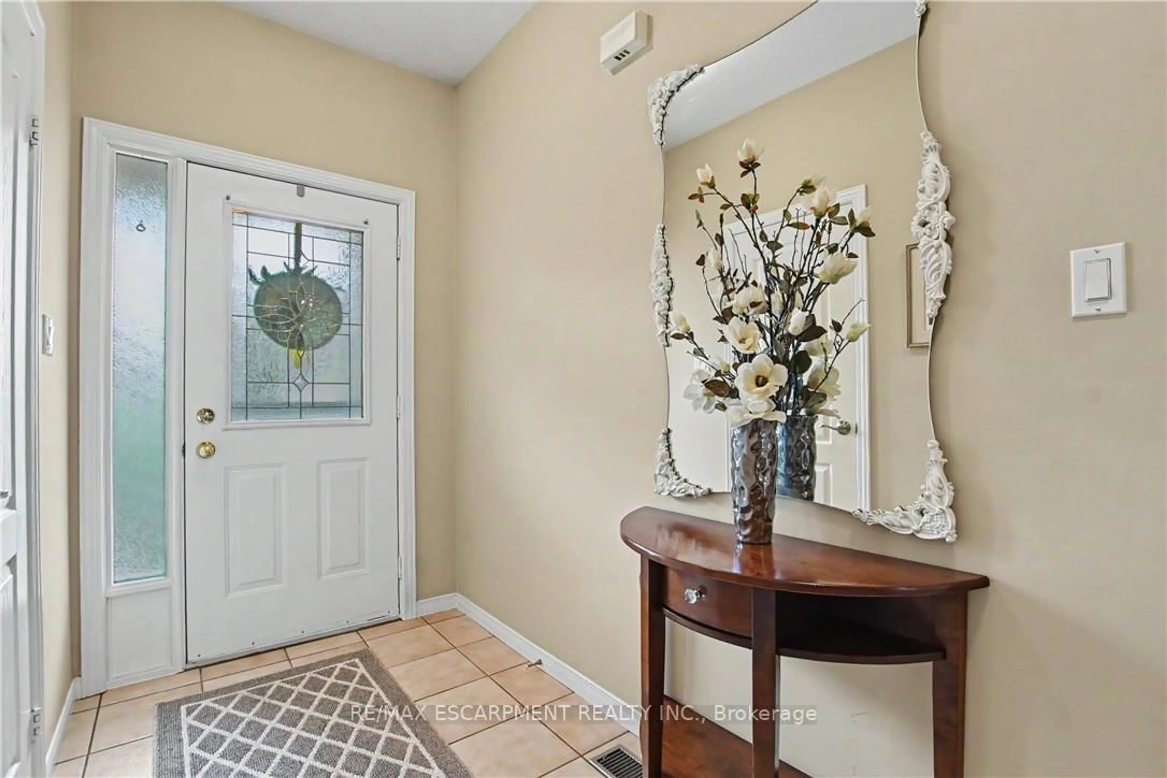 Indoor entryway for 81 Valridge Dr #44, Hamilton Ontario L9G 5B6
