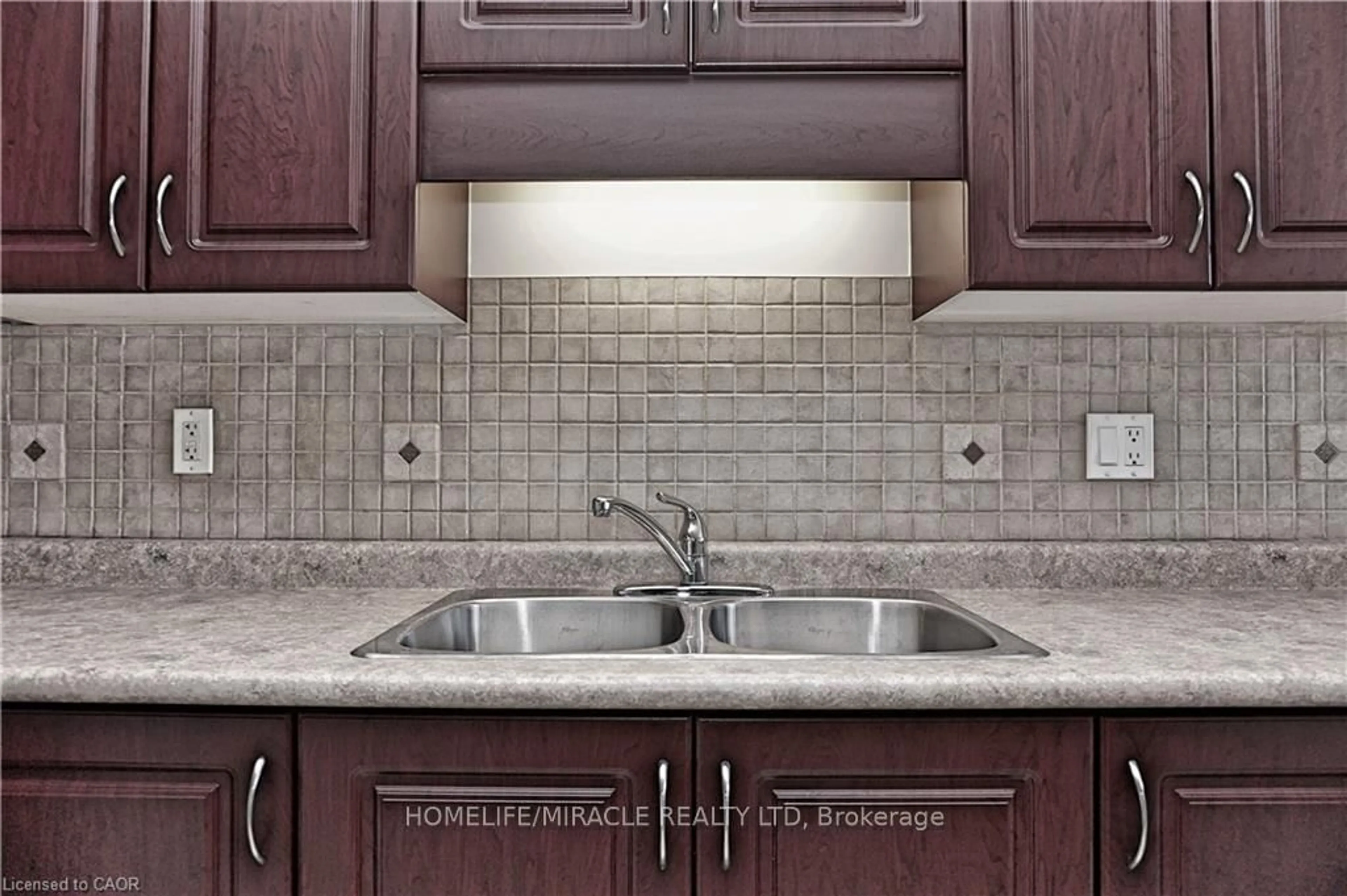 Standard kitchen, ceramic/tile floor for 40 Madeleine St, Kitchener Ontario N2R 1V4