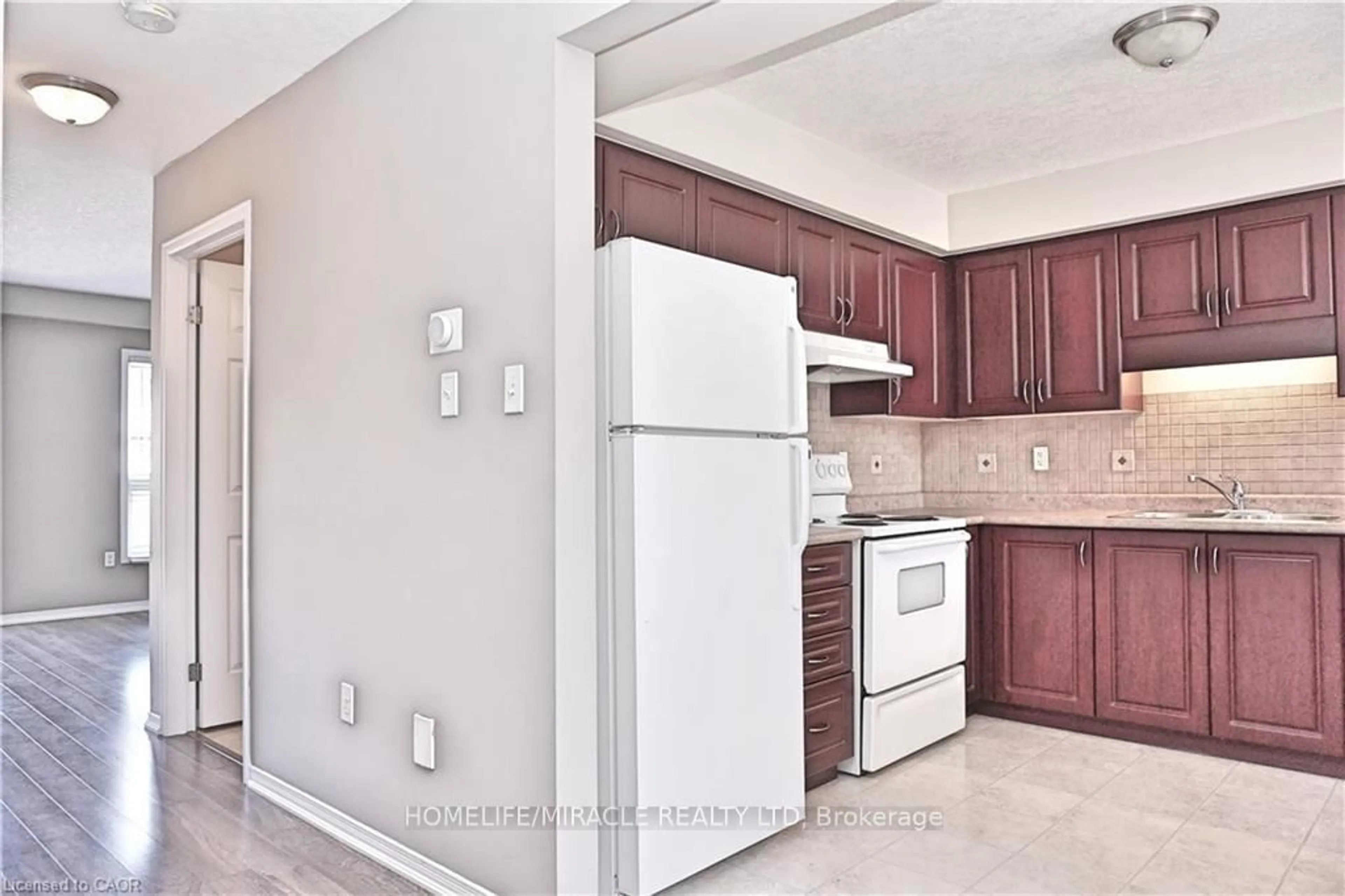 Standard kitchen, ceramic/tile floor for 40 Madeleine St, Kitchener Ontario N2R 1V4