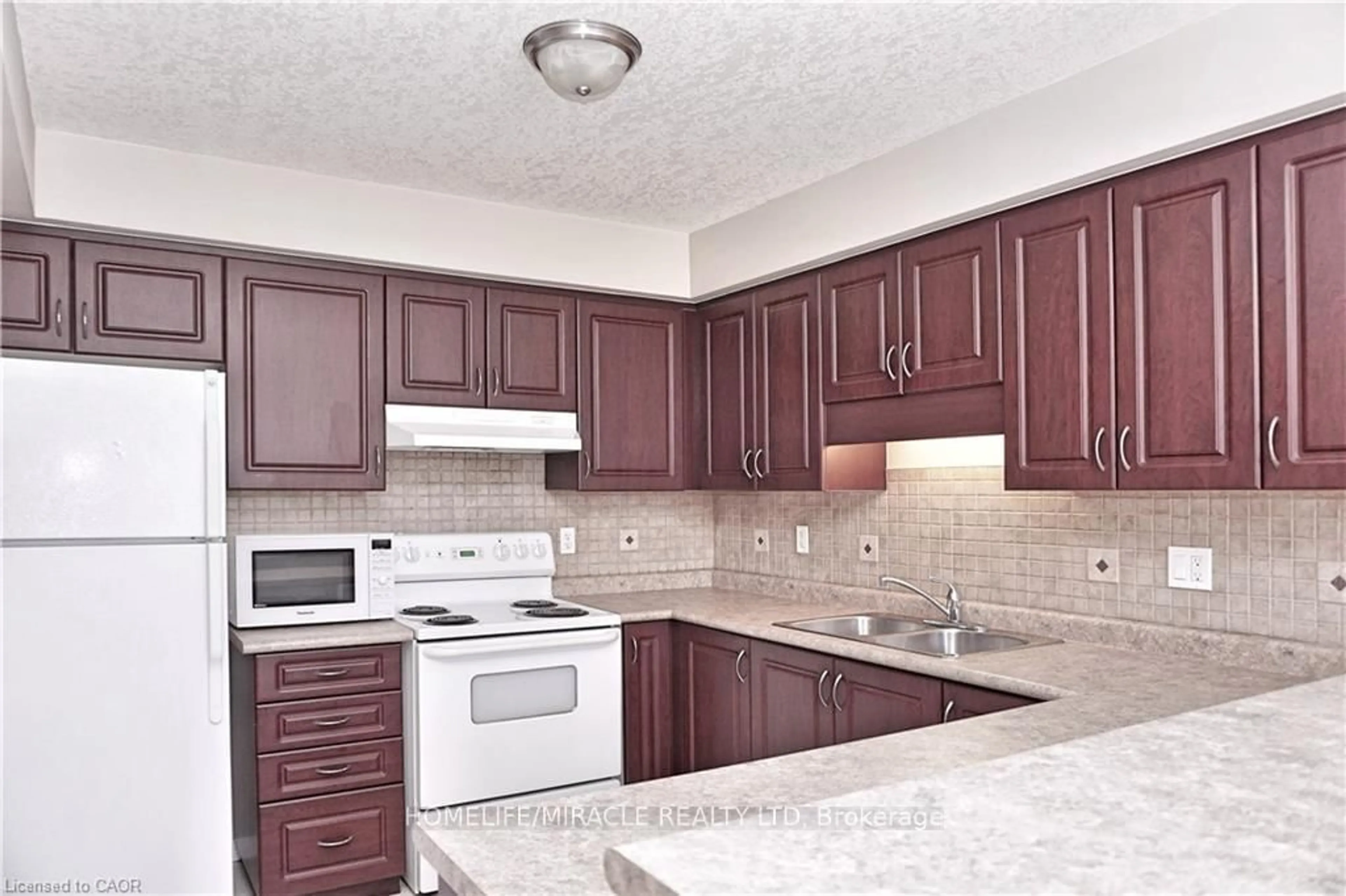 Standard kitchen, ceramic/tile floor for 40 Madeleine St, Kitchener Ontario N2R 1V4