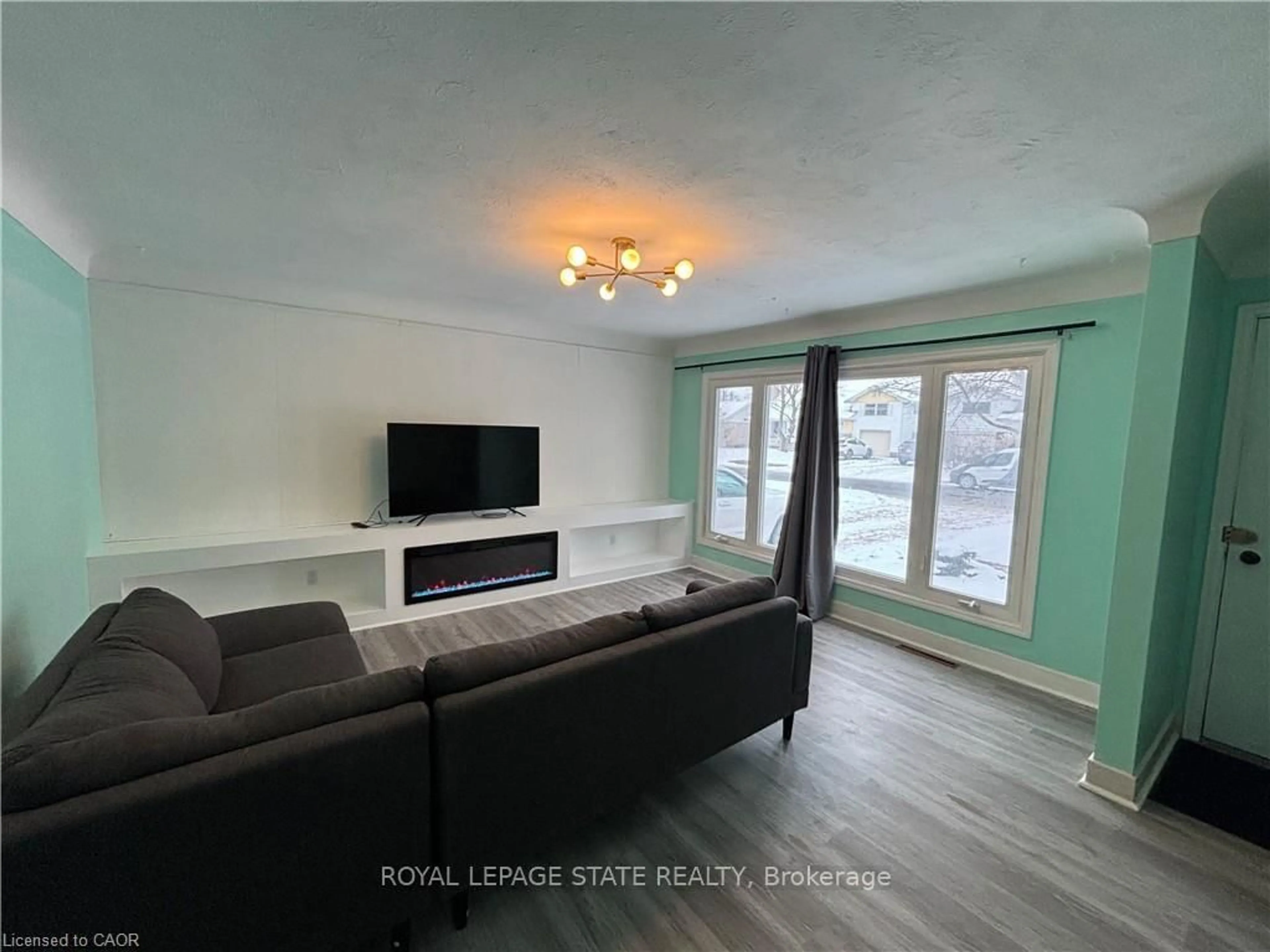 Living room with furniture, wood/laminate floor for 118 Jacobson Ave, St. Catharines Ontario L2T 3A5