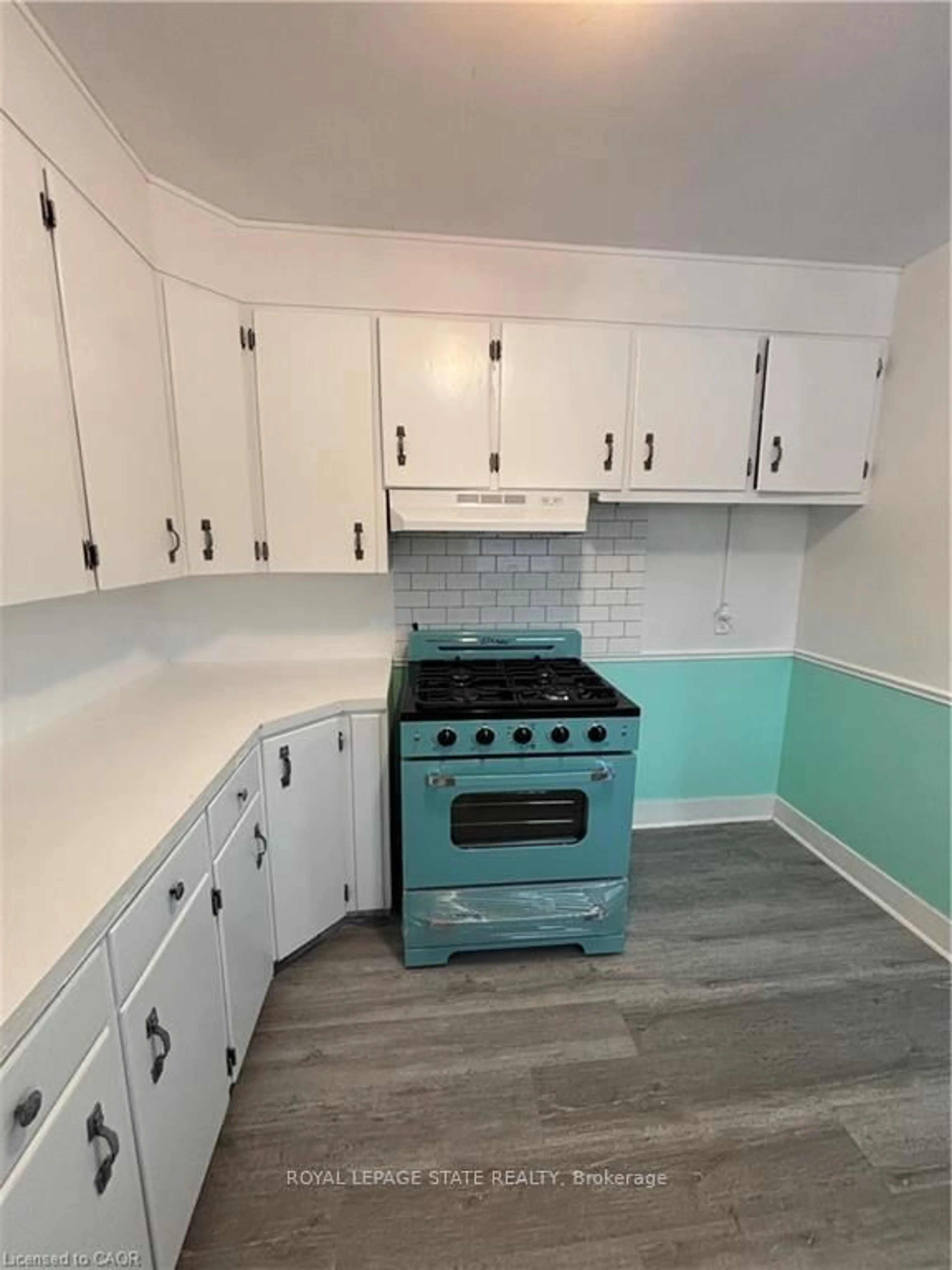 Standard kitchen, unknown for 118 Jacobson Ave, St. Catharines Ontario L2T 3A5