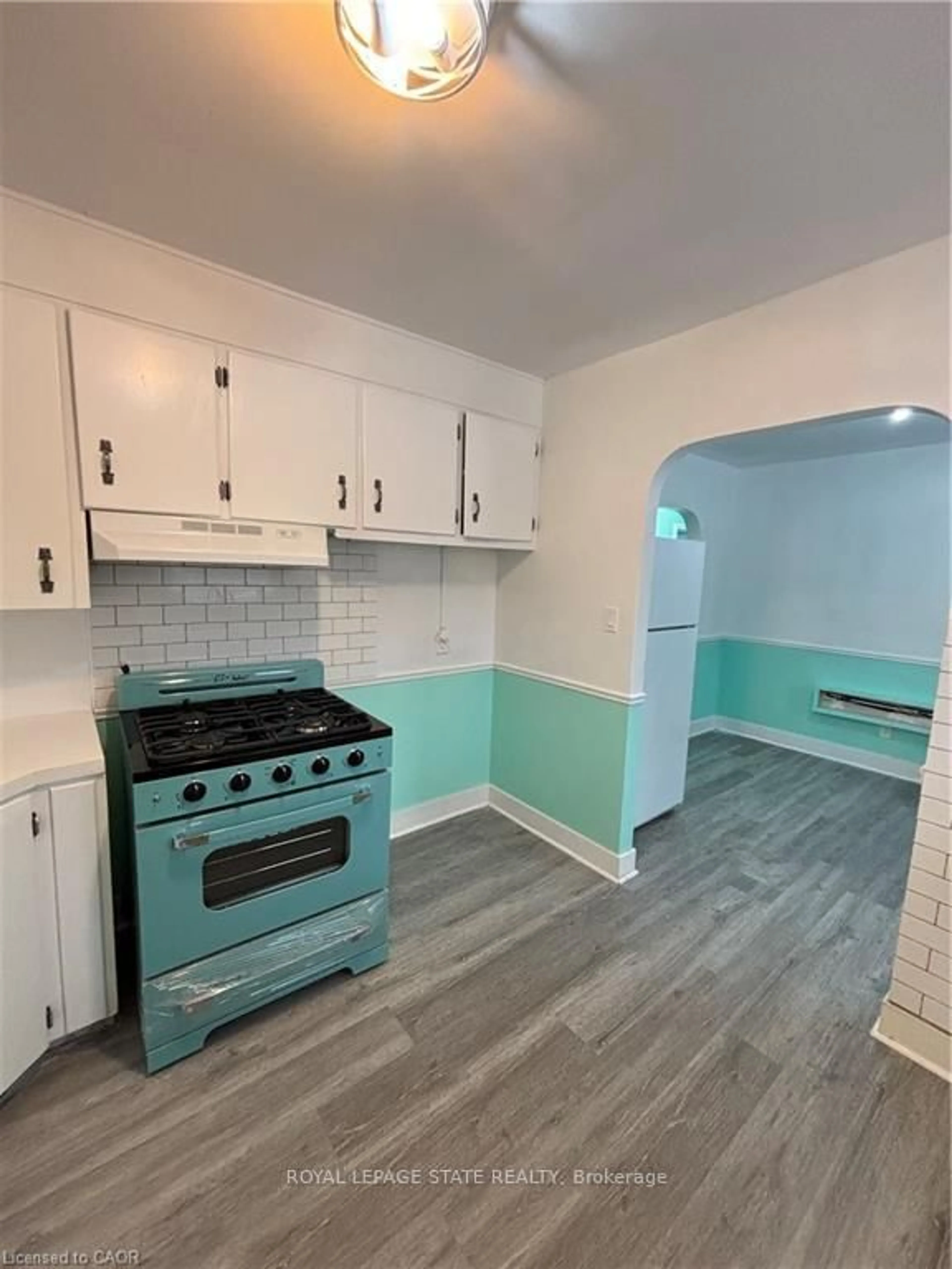 Standard kitchen, unknown for 118 Jacobson Ave, St. Catharines Ontario L2T 3A5