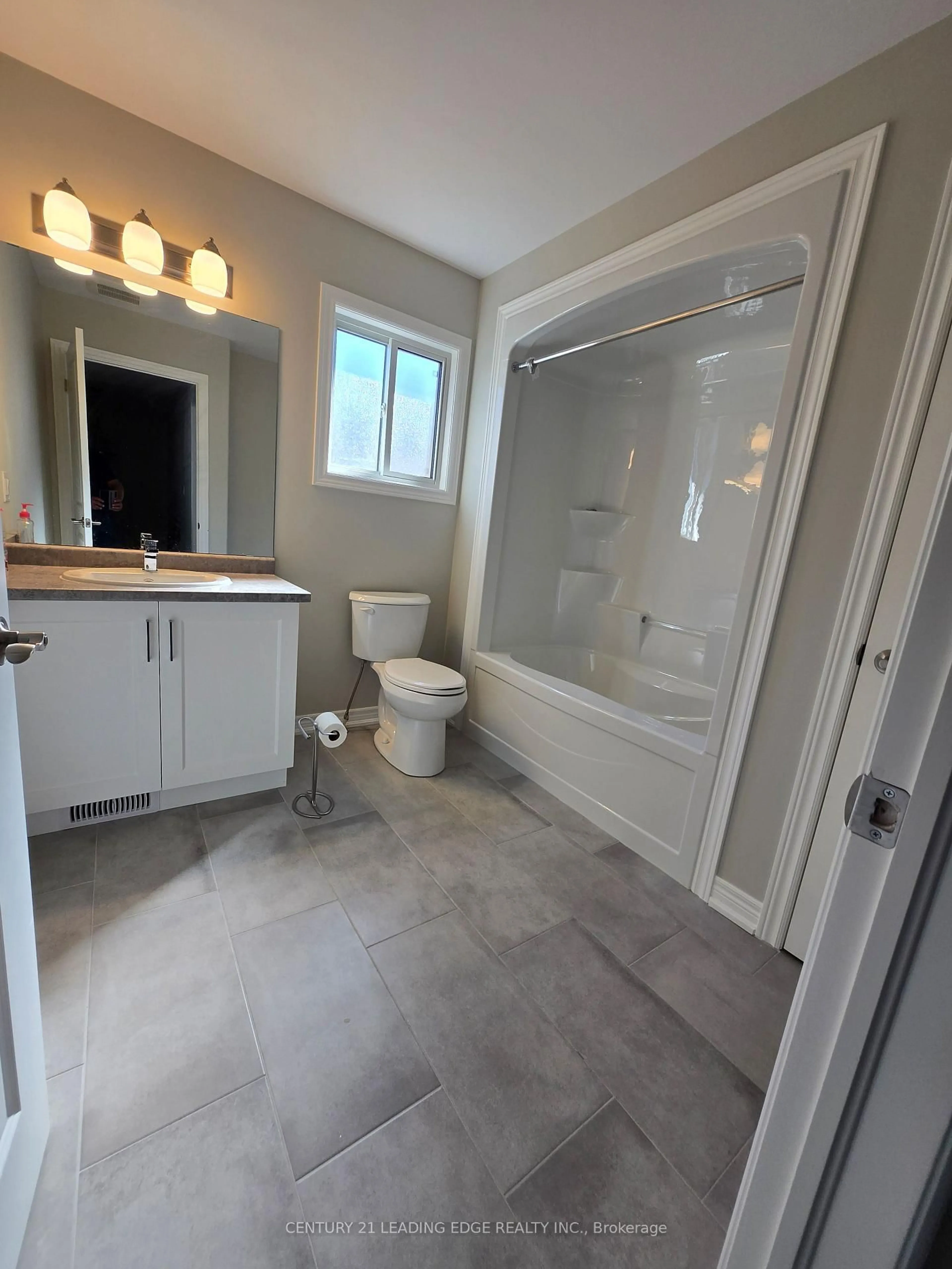 Standard bathroom, ceramic/tile floor for 66 Willson Dr, Thorold Ontario L2V 0M4