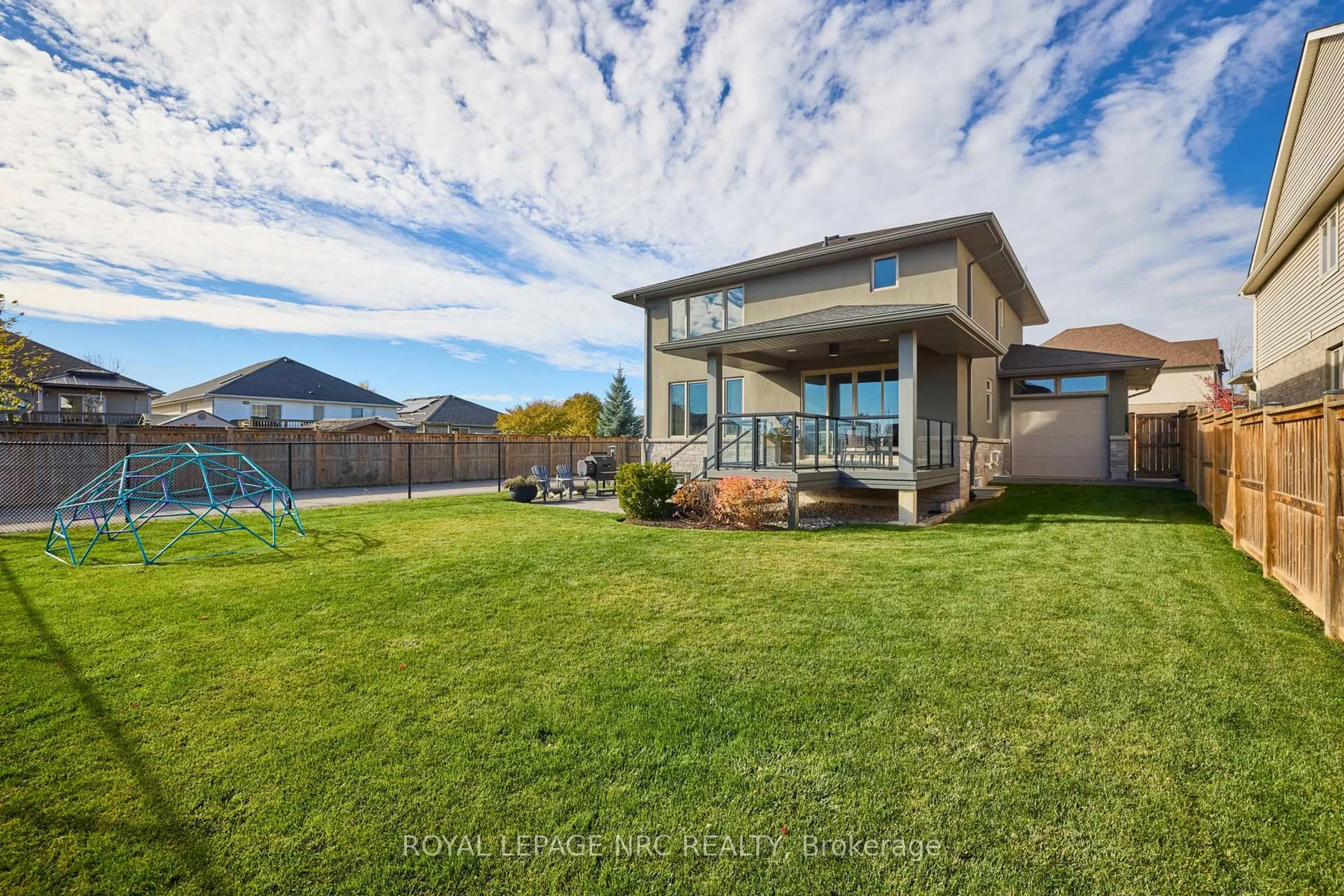 A pic from outside/outdoor area/front of a property/back of a property/a pic from drone, water/lake/river/ocean view for 80 Days Ave, Thorold Ontario L2V 0E6
