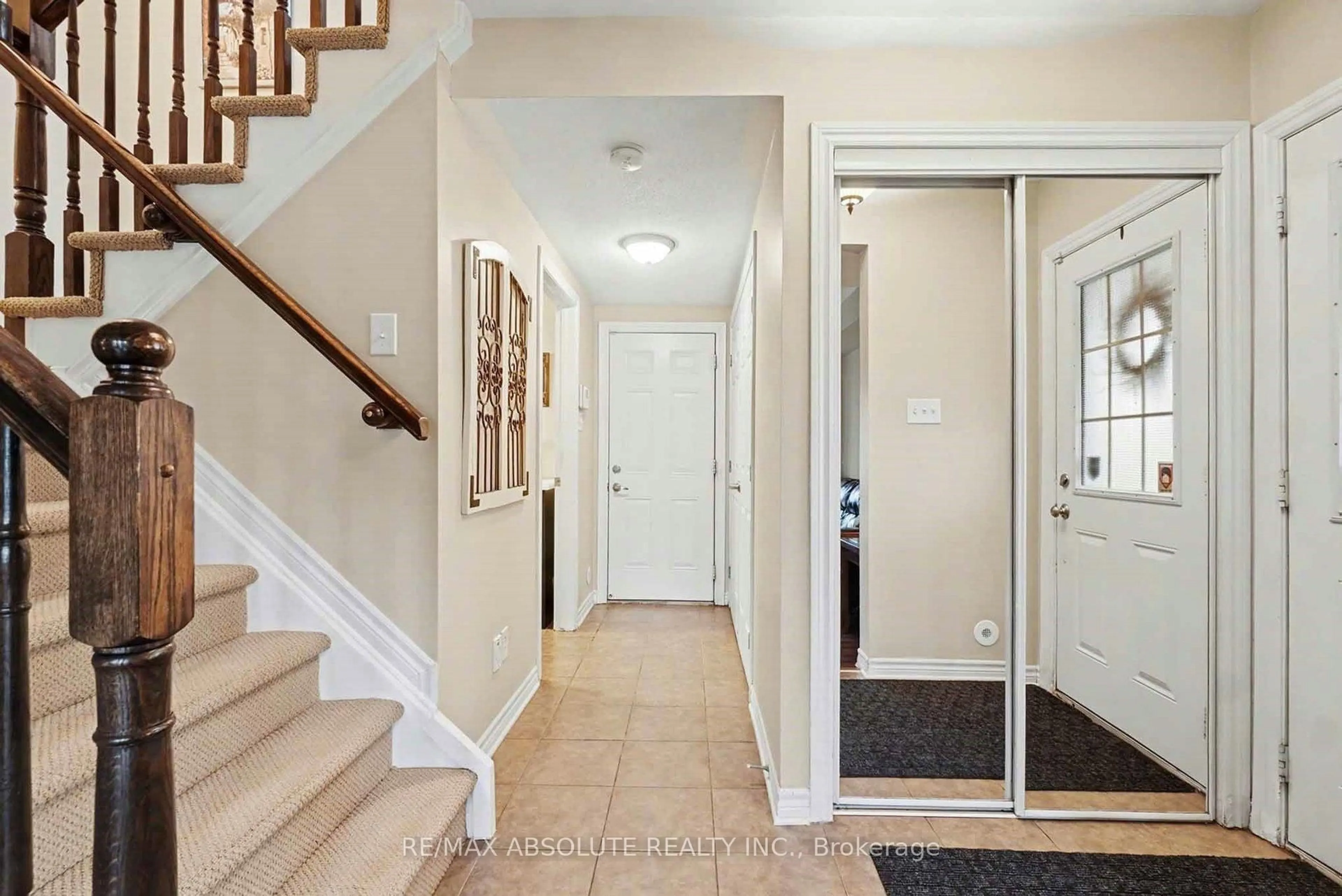 Indoor entryway for 400 Santa Anna Lane, Ottawa Ontario K2S 0M1