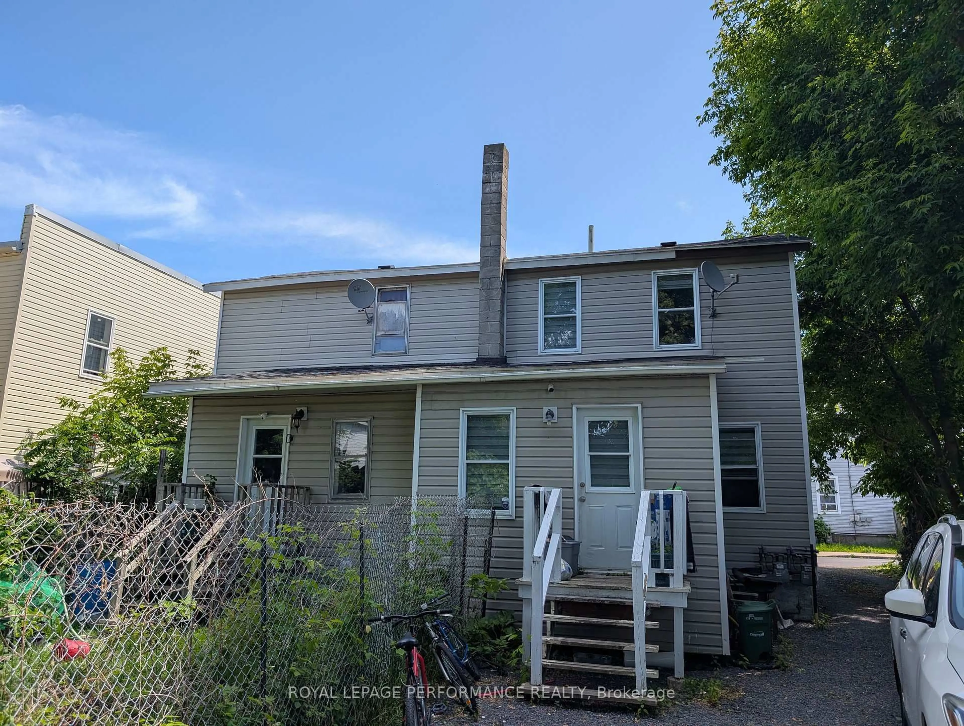 A pic from outside/outdoor area/front of a property/back of a property/a pic from drone, building for 307-309 Prince Arthure St, Cornwall Ontario K6H 4P1