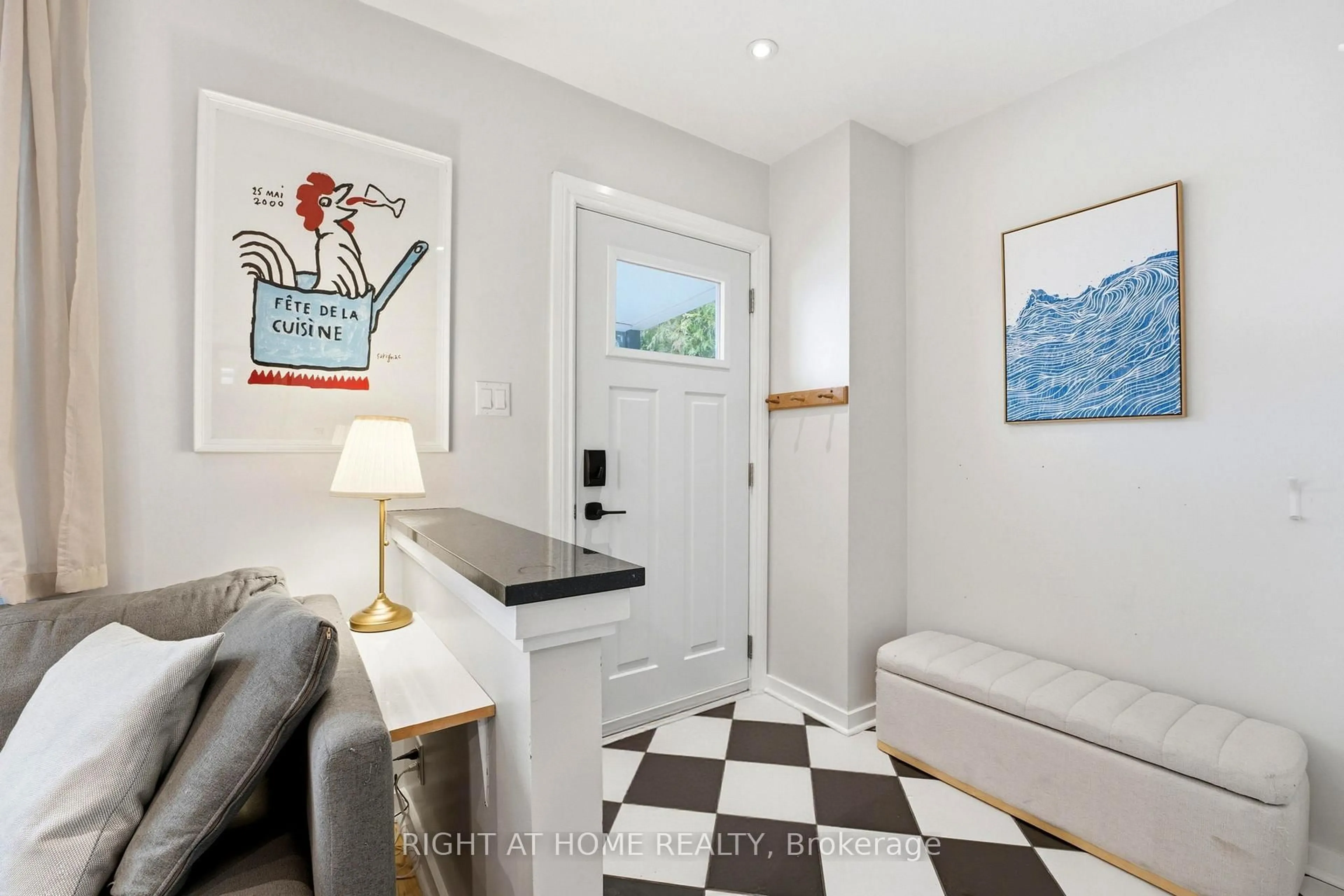 Indoor entryway for 209 Marier Ave, Ottawa Ontario K1L 5R4