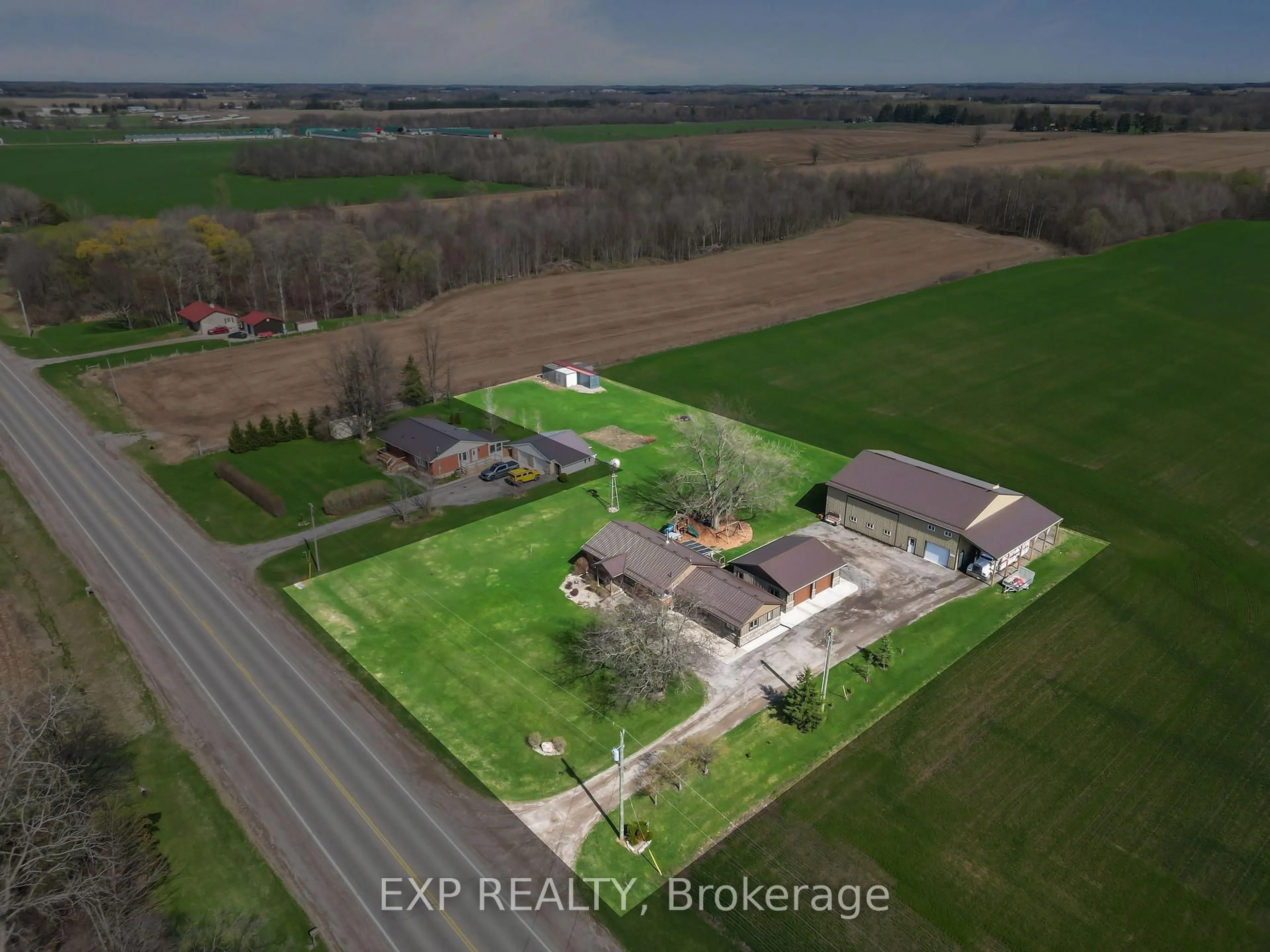 A pic from outside/outdoor area/front of a property/back of a property/a pic from drone, building for 9221 Hickory Dr, Strathroy-Caradoc Ontario N7G 3H3
