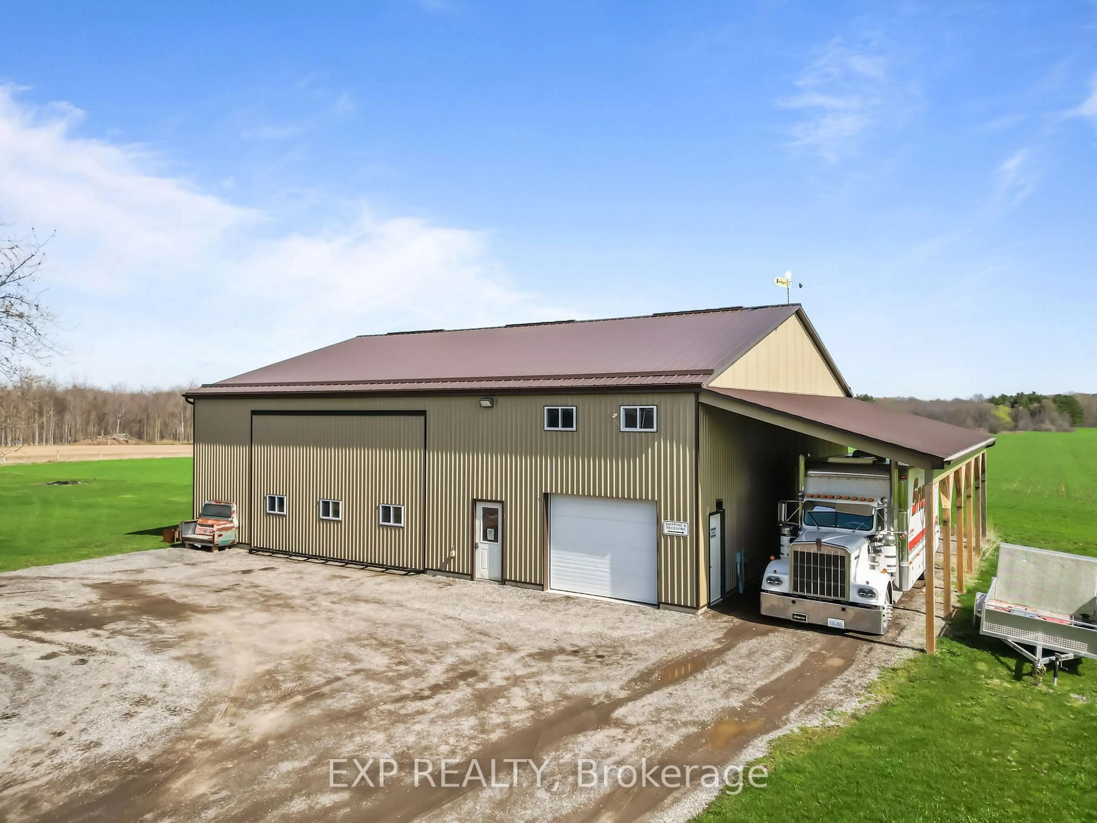 Indoor garage for 9221 Hickory Dr, Strathroy-Caradoc Ontario N7G 3H3