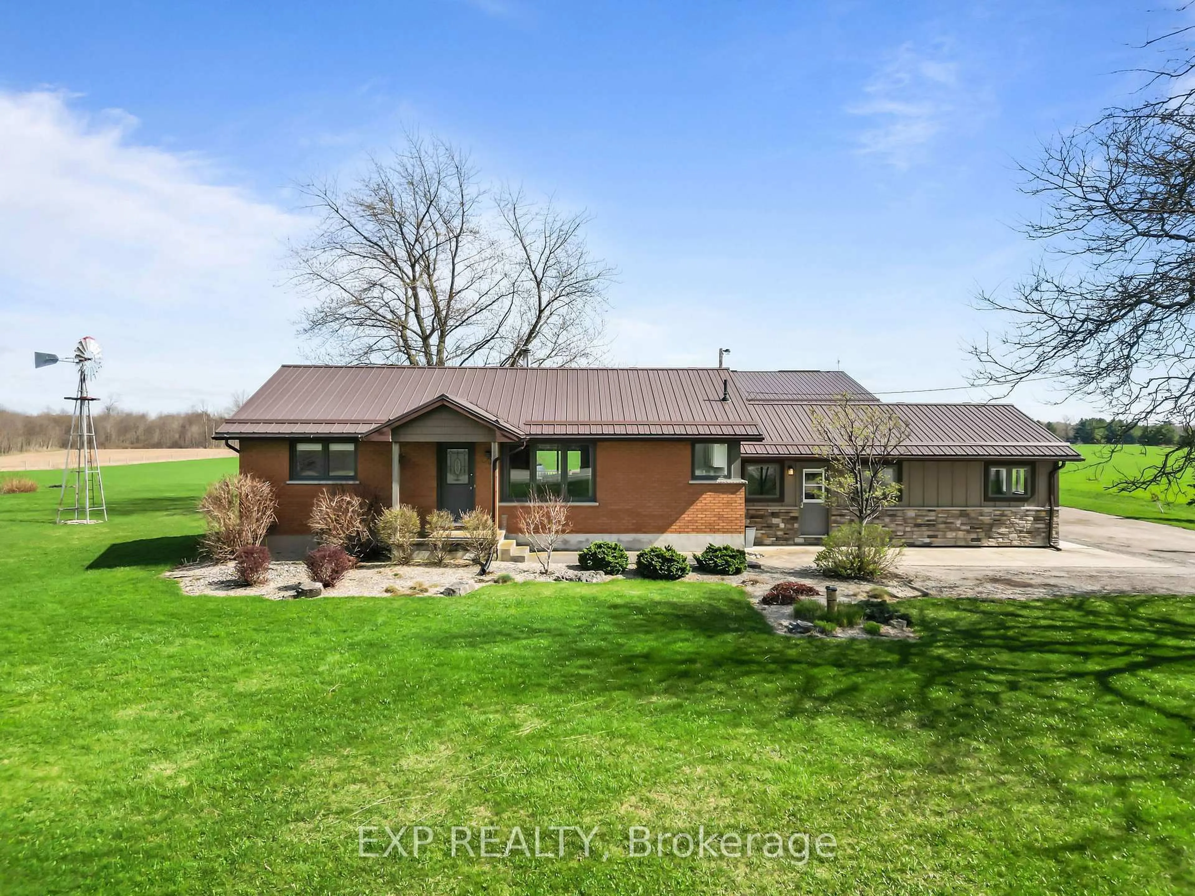 A pic from outside/outdoor area/front of a property/back of a property/a pic from drone, building for 9221 Hickory Dr, Strathroy-Caradoc Ontario N7G 3H3