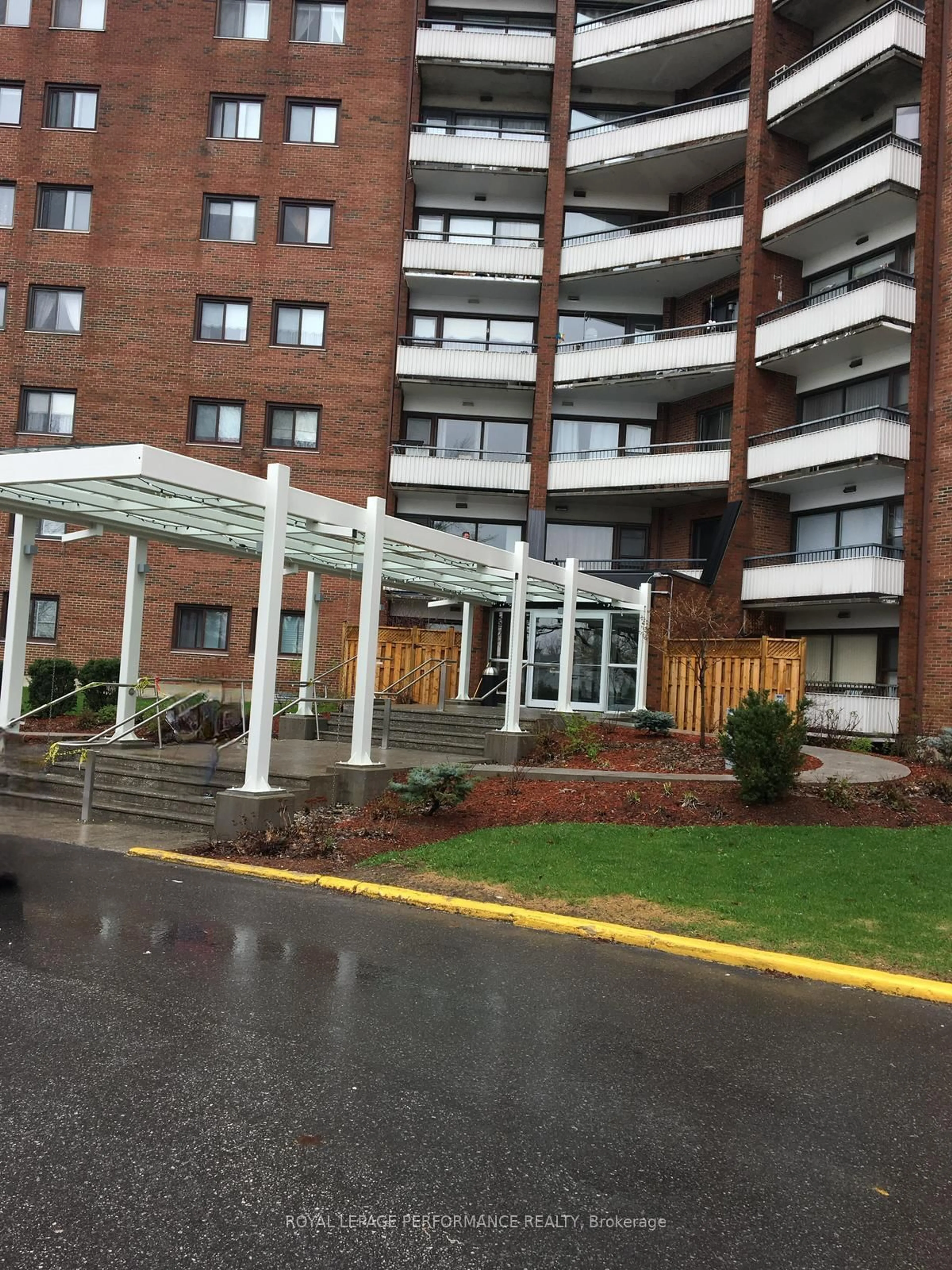 Indoor foyer for 20 Chesterton Dr #1113, Ottawa Ontario K2E 6Z7