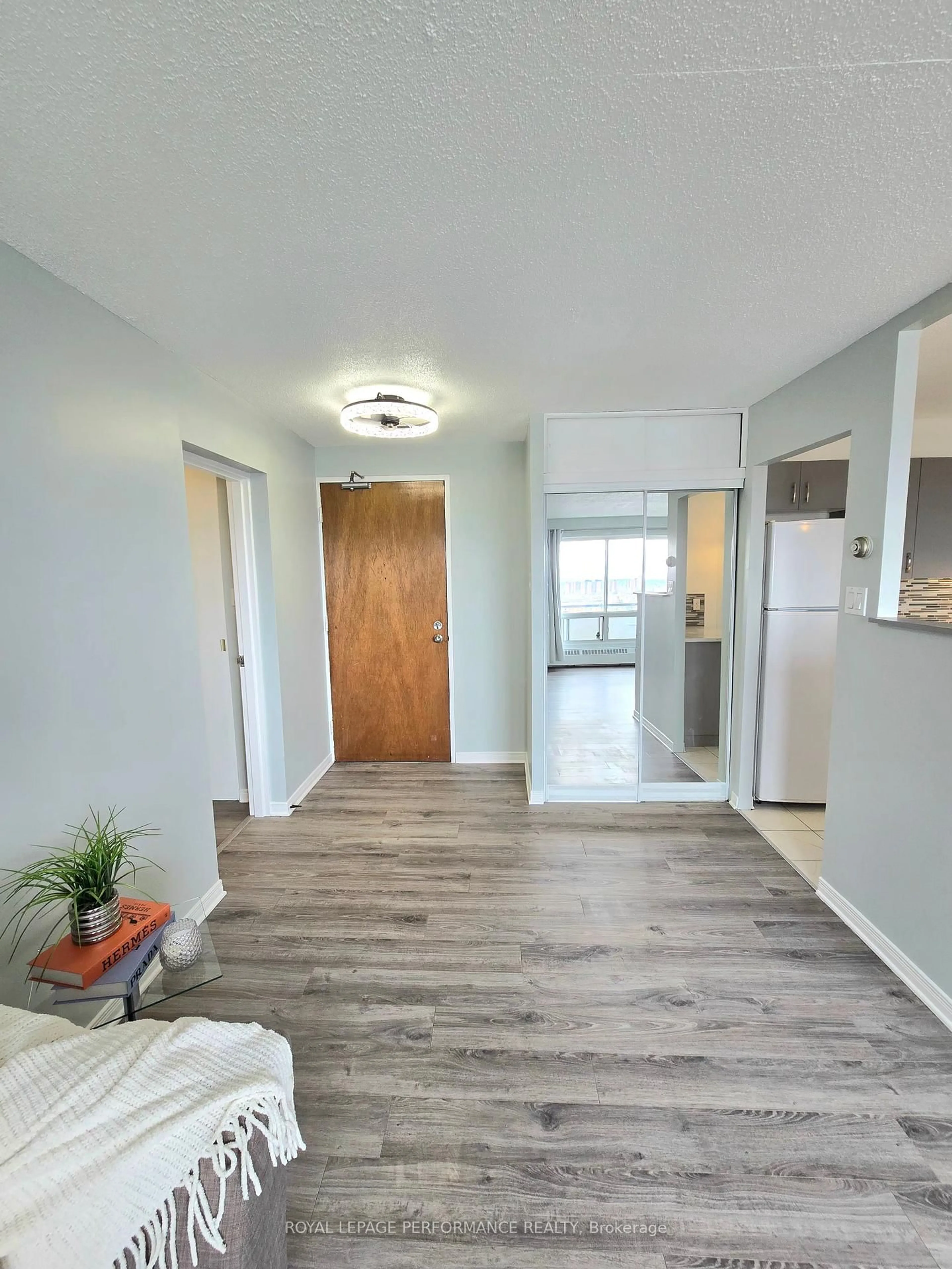 Indoor entryway for 20 Chesterton Dr #1113, Ottawa Ontario K2E 6Z7