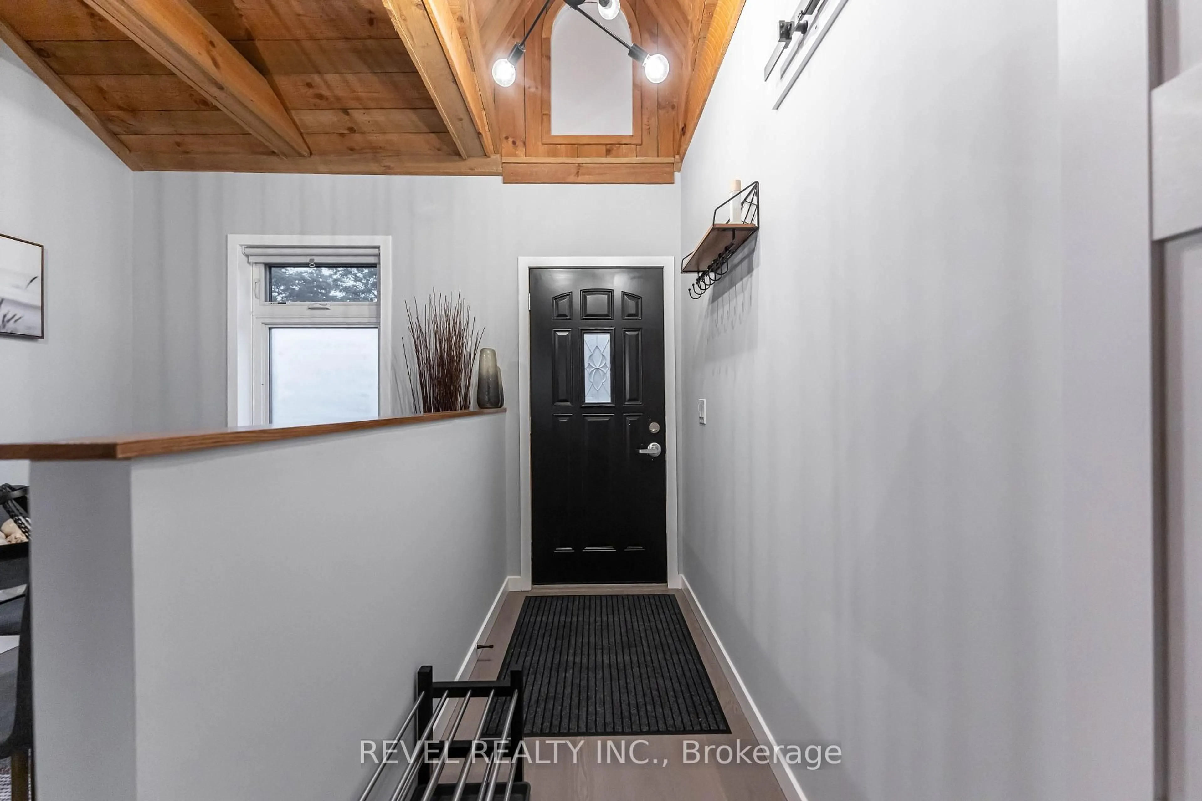 Indoor entryway for 329 Main St, Hamilton Ontario L8P 1K1