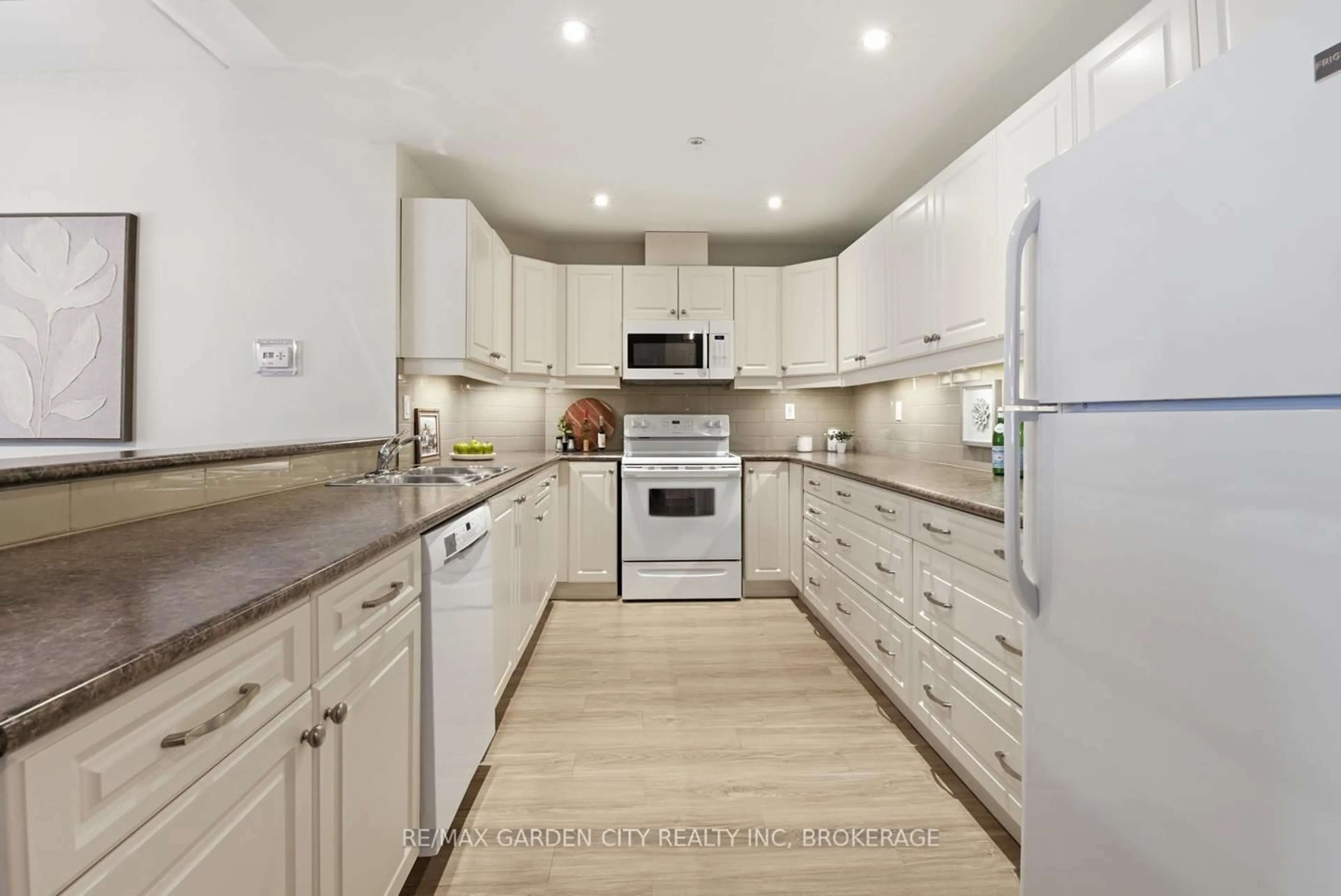 Open concept kitchen, unknown for 16 Sullivan Ave #307, Thorold Ontario L2V 2Y2