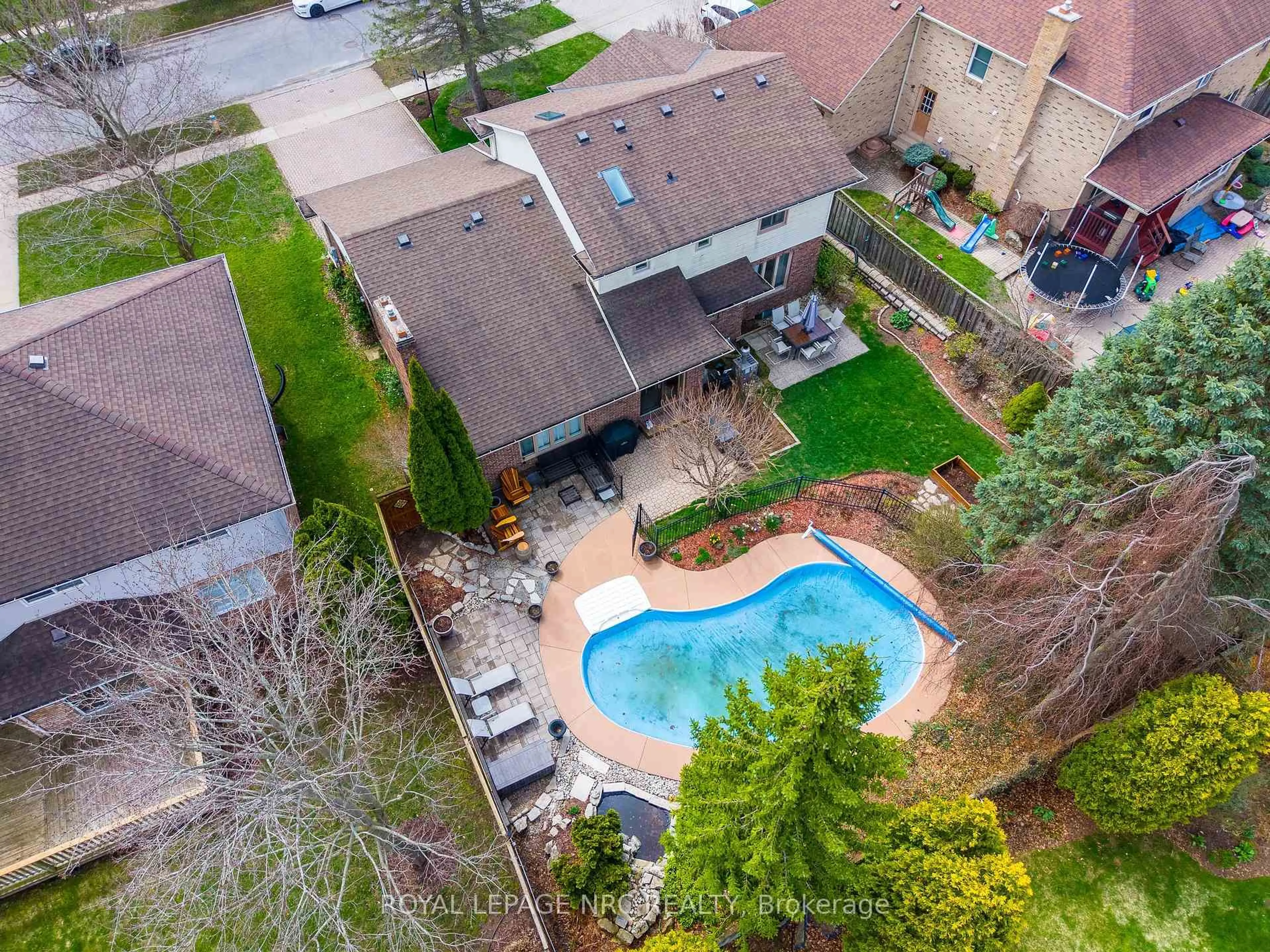 A pic from outside/outdoor area/front of a property/back of a property/a pic from drone, unknown for 9 Nursery Lane, Pelham Ontario L0S 1E1