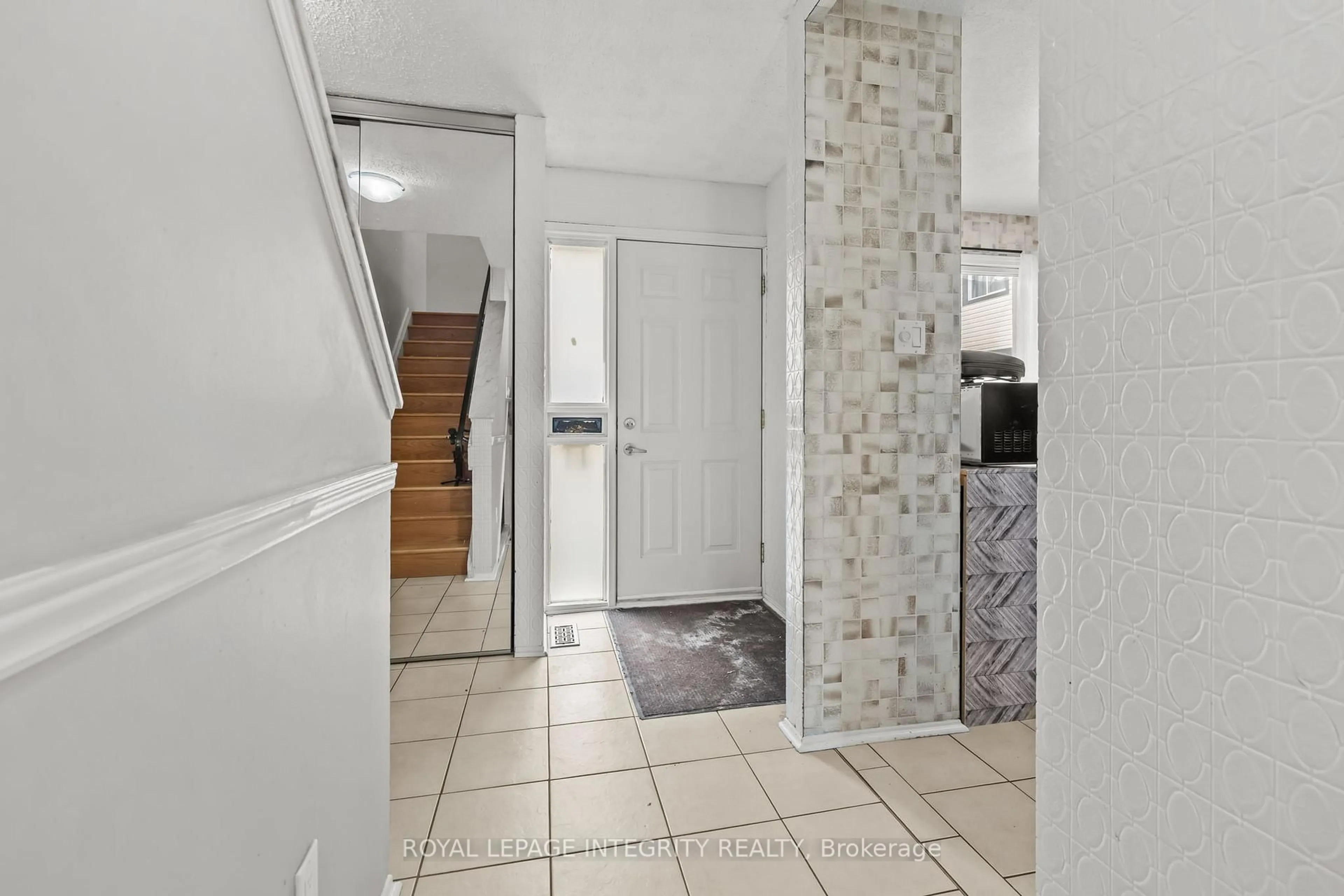 Indoor entryway for 3565 Aladdin Lane, Ottawa Ontario K1T 1E1