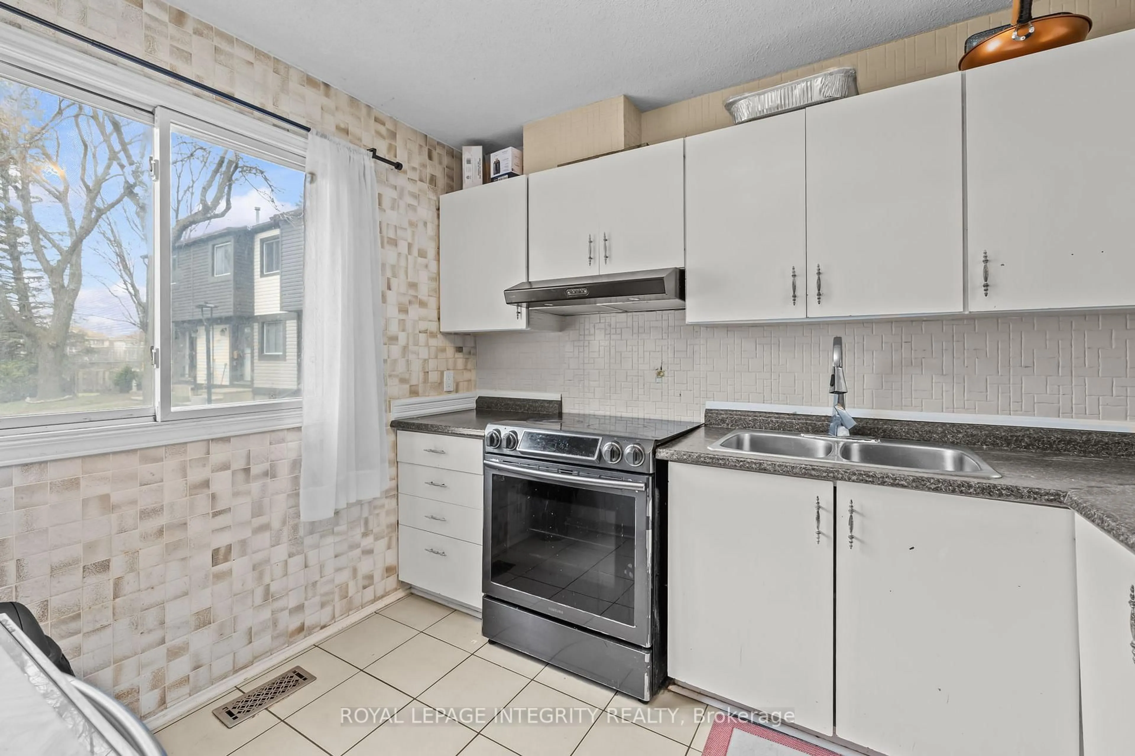 Standard kitchen, ceramic/tile floor for 3565 Aladdin Lane, Ottawa Ontario K1T 1E1
