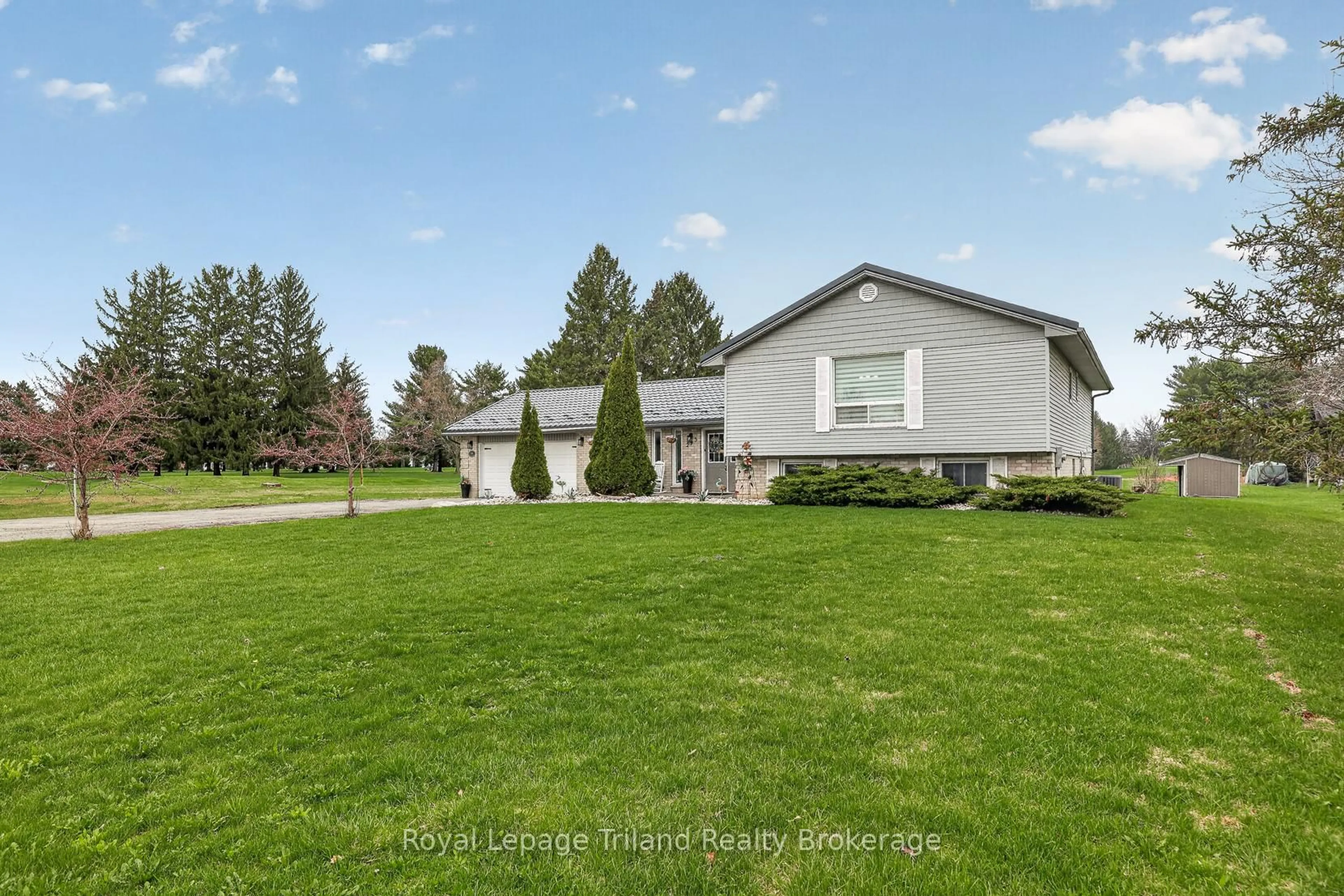 A pic from outside/outdoor area/front of a property/back of a property/a pic from drone, street for 293 Whiting St, Ingersoll Ontario N5C 3P7