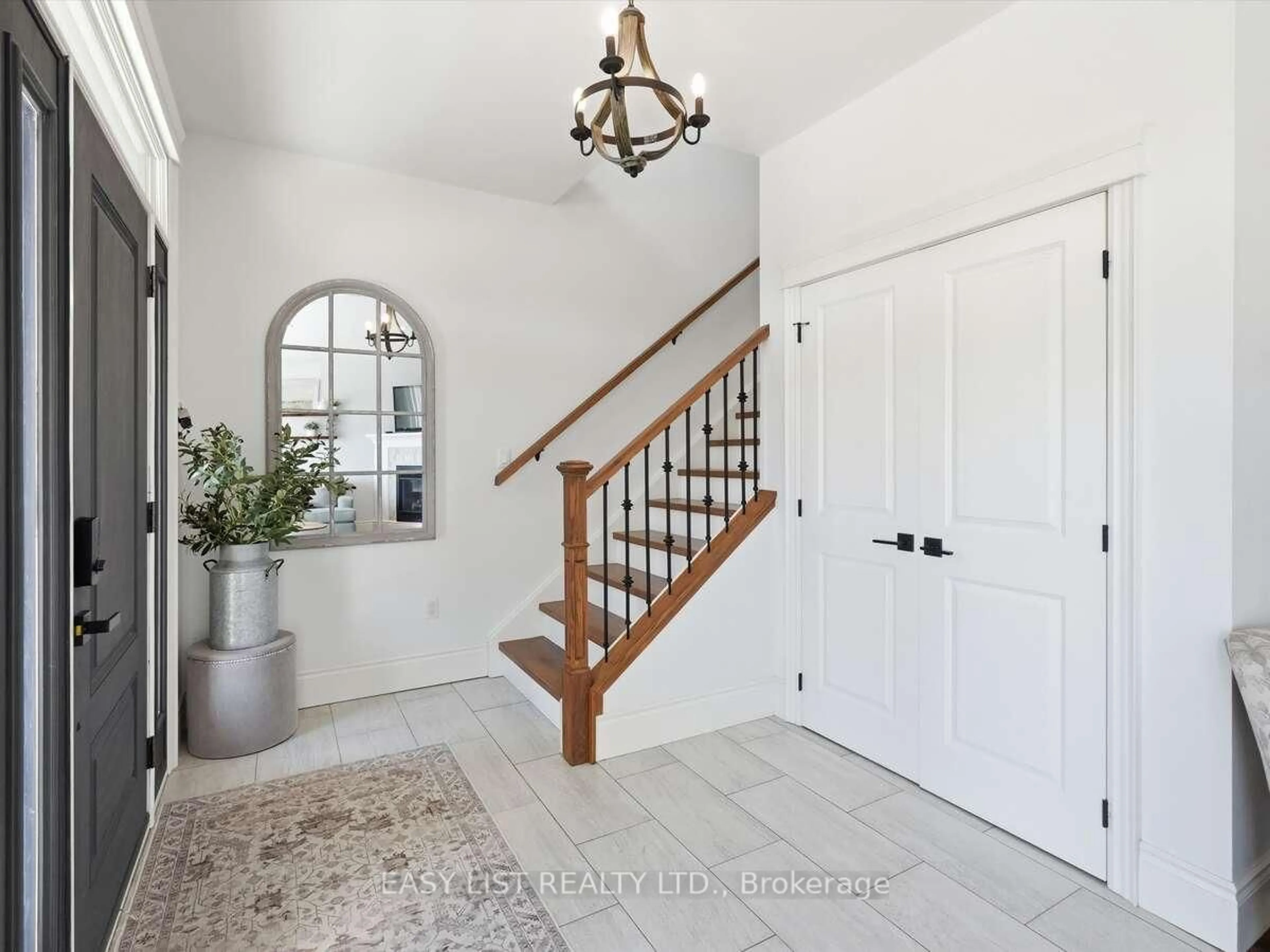 Indoor entryway for 4 Millwood Crt, Huntsville Ontario P1H 0B7