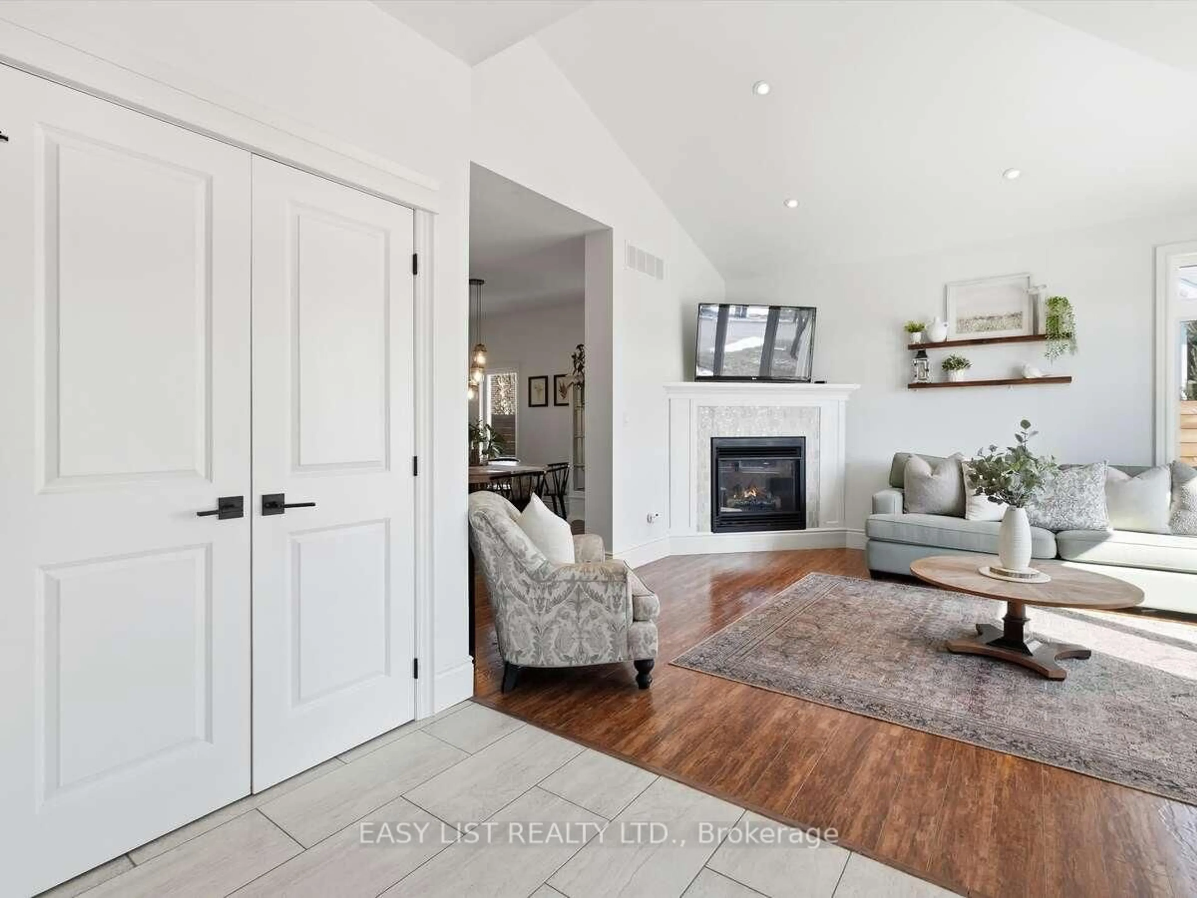 Indoor entryway for 4 Millwood Crt, Huntsville Ontario P1H 0B7