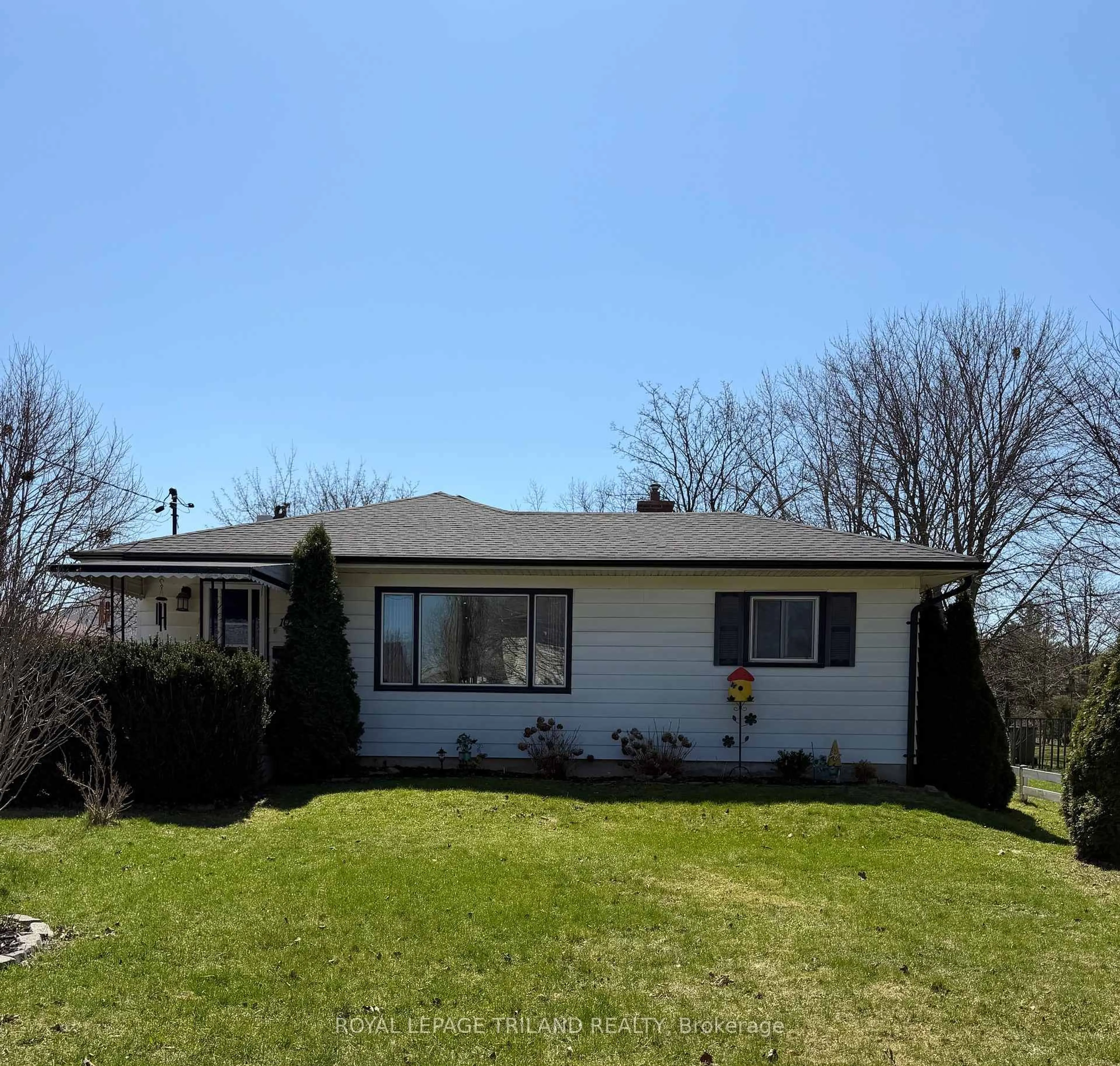 Home with vinyl exterior material, unknown for 102 Steele St, St. Thomas Ontario N5R 2Y5