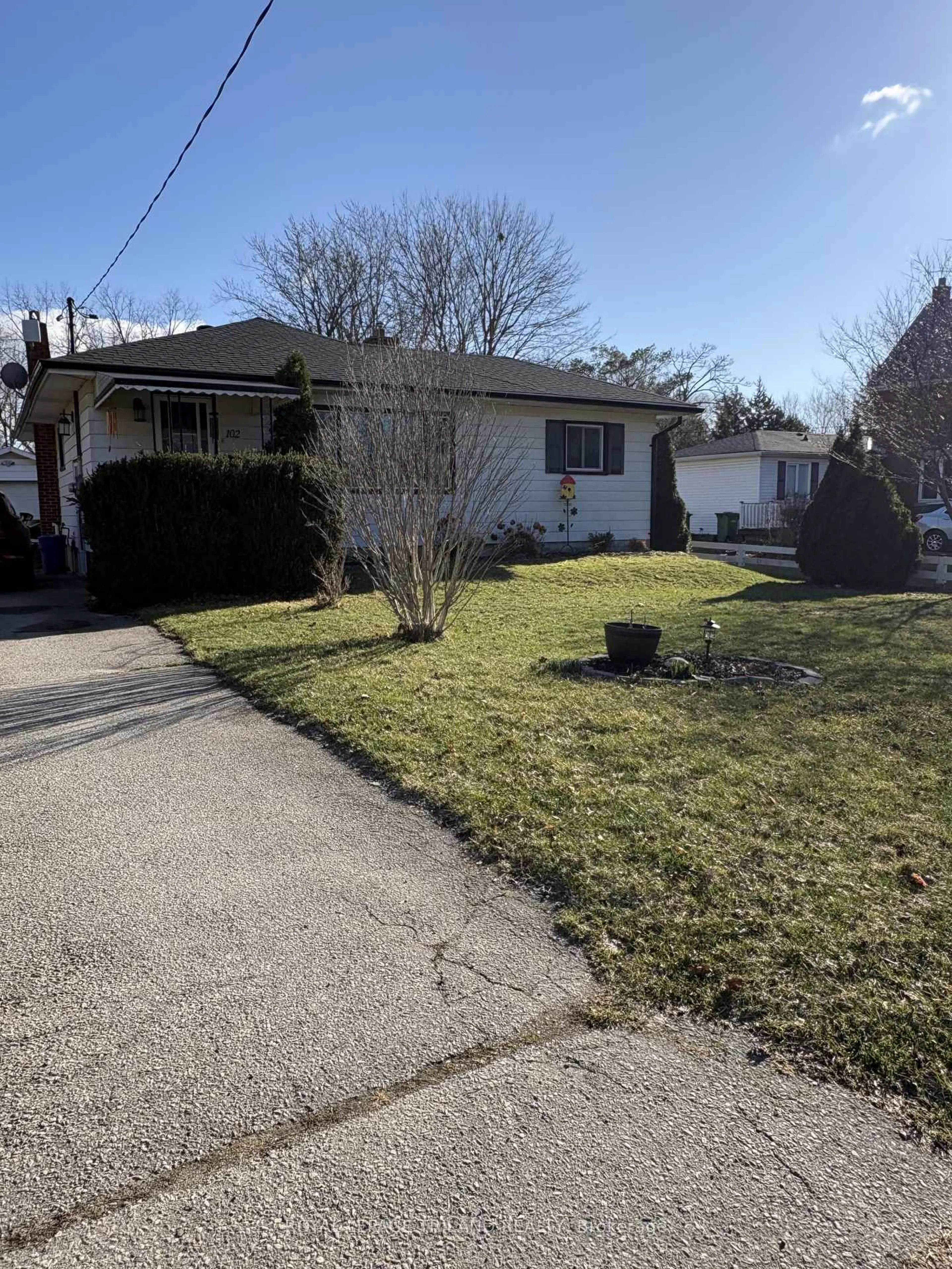 Unknown for 102 Steele St, St. Thomas Ontario N5R 2Y5